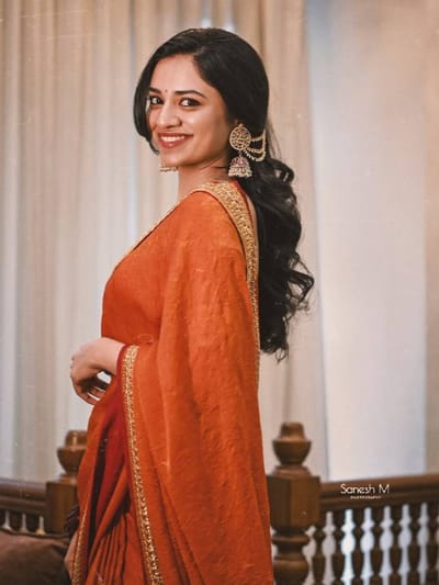 പൂനിലാവ് ഉദിച്ചതുപോലെ! പുതിയ ചിത്രങ്ങളുമായി മീനാക്ഷി