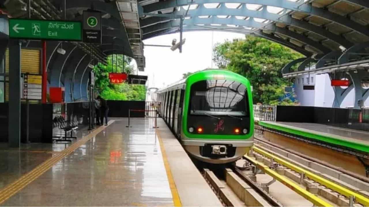 Namma Metro: ഓരോ 4 മിനിറ്റിലും ട്രെയിന്; ബെംഗളൂരു നമ്മ മെട്രോയില് പുതിയ നീക്കം Namma Metro: ഓരോ 4 മിനിറ്റിലും ട്രെയിന്; ബെംഗളൂരു നമ്മ മെട്രോയില് പുതിയ നീക്കം