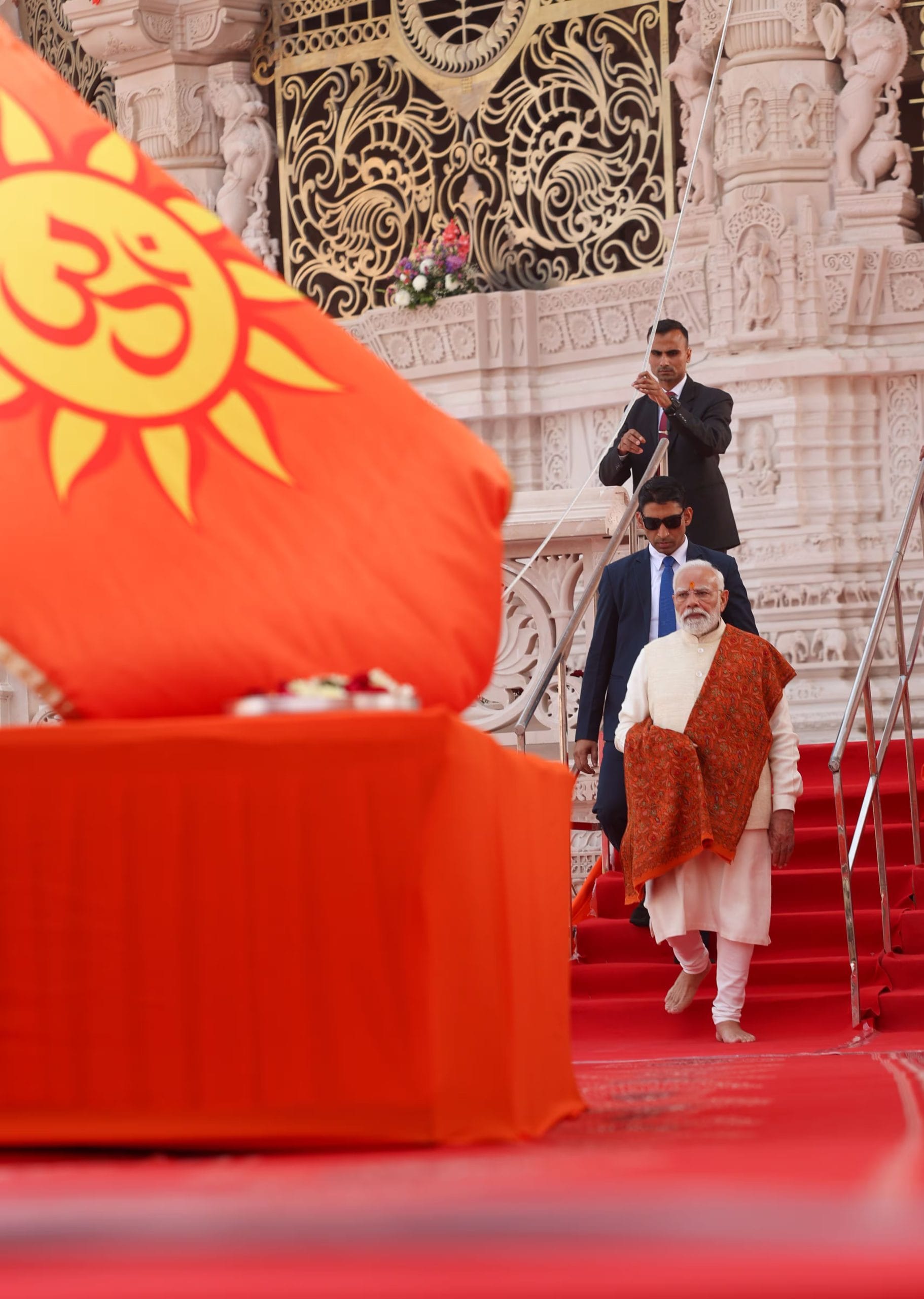 ഉത്തർപ്രദേശിലെ അയോധ്യയിലെ ശ്രീരാമ ജന്മഭൂമി മന്ദിറിൻ്റെ ശിഖരത്തിൽ പ്രധാനമന്ത്രി മോദി പവിത്രമായ ധർമ്മധ്വജം ഉയർത്തുന്നു