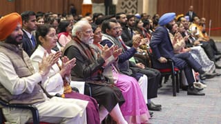 TVK Women Leader Incident: ടിവികെ അവ​ഗണിച്ചു; വിജയ്​യുടെ കാര്‍ തടഞ്ഞ വനിതാ നേതാവ് ജീവനൊടുക്കാന്‍ ശ്രമിച്ചു