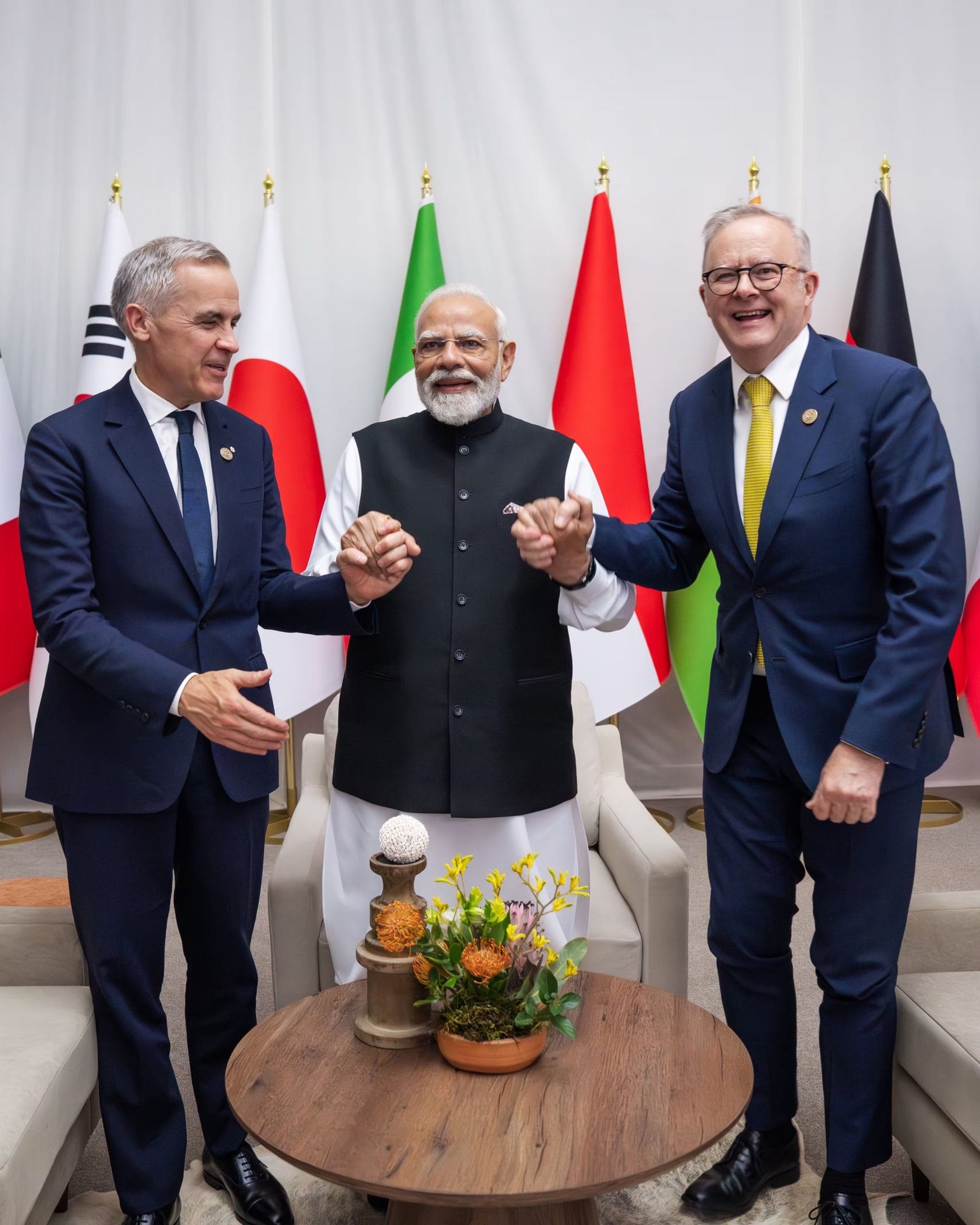 ദക്ഷിണാഫ്രിക്കയിലെ ജോഹന്നാസ്ബര്‍ഗില്‍ പ്രധാനമന്ത്രി മോദി കനേഡിയന്‍ പ്രധാനമന്ത്രി മാര്‍ക്ക് കാര്‍ണിയുമായും ഓസ്ട്രേലിയന്‍ പ്രധാനമന്ത്രി ആന്റണി അല്‍ബനീസുമായും സംസാരിക്കുന്നു. 

