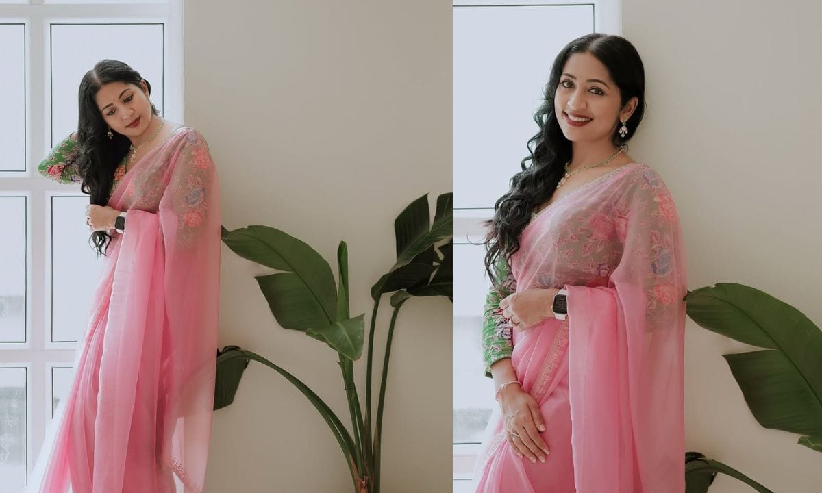 സ്വന്തം ഒരു ഡാൻസ് സ്കൂളും നവ്യ നടത്തുന്നുണ്ട്. വിവിധ വേദികളിൽ നൃത്ത പരിപാടികളും മറ്റും നവ്യ ഇപ്പോൾ തിരക്കിലാണ്. എന്നാൽ അടുത്തകാലത്തായി നമയുടെ ചില ഫോട്ടോകൾ സോഷ്യൽ മീഡിയയിൽ. നവ്യ പങ്കുവെച്ച് ചിത്രങ്ങളിൽ നിന്നും വ്യത്യസ്തമായ തരത്തിലുള്ള ചിത്രങ്ങളാണ് സോഷ്യൽ മീഡിയയിൽ പ്രത്യക്ഷപ്പെടാറുള്ളത്.. (PHOTO: INSTAGRAM)