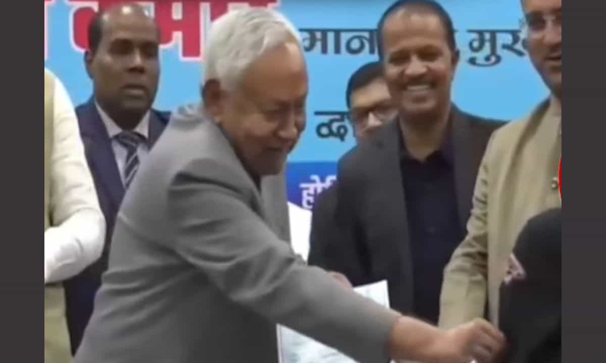 Nitish Kumar Hijaab Controversy: പൊതുവേദിയിൽ ഡോക്ടറുടെ ഹിജാബ് വലിച്ചുനീക്കി നിതീഷ് കുമാർ; നീചമായ പ്രവൃത്തിയെന്ന് കോൺഗ്രസ് Nitish Kumar Hijaab Controversy: പൊതുവേദിയിൽ ഡോക്ടറുടെ ഹിജാബ് വലിച്ചുനീക്കി നിതീഷ് കുമാർ; നീചമായ പ്രവൃത്തിയെന്ന് കോൺഗ്രസ്