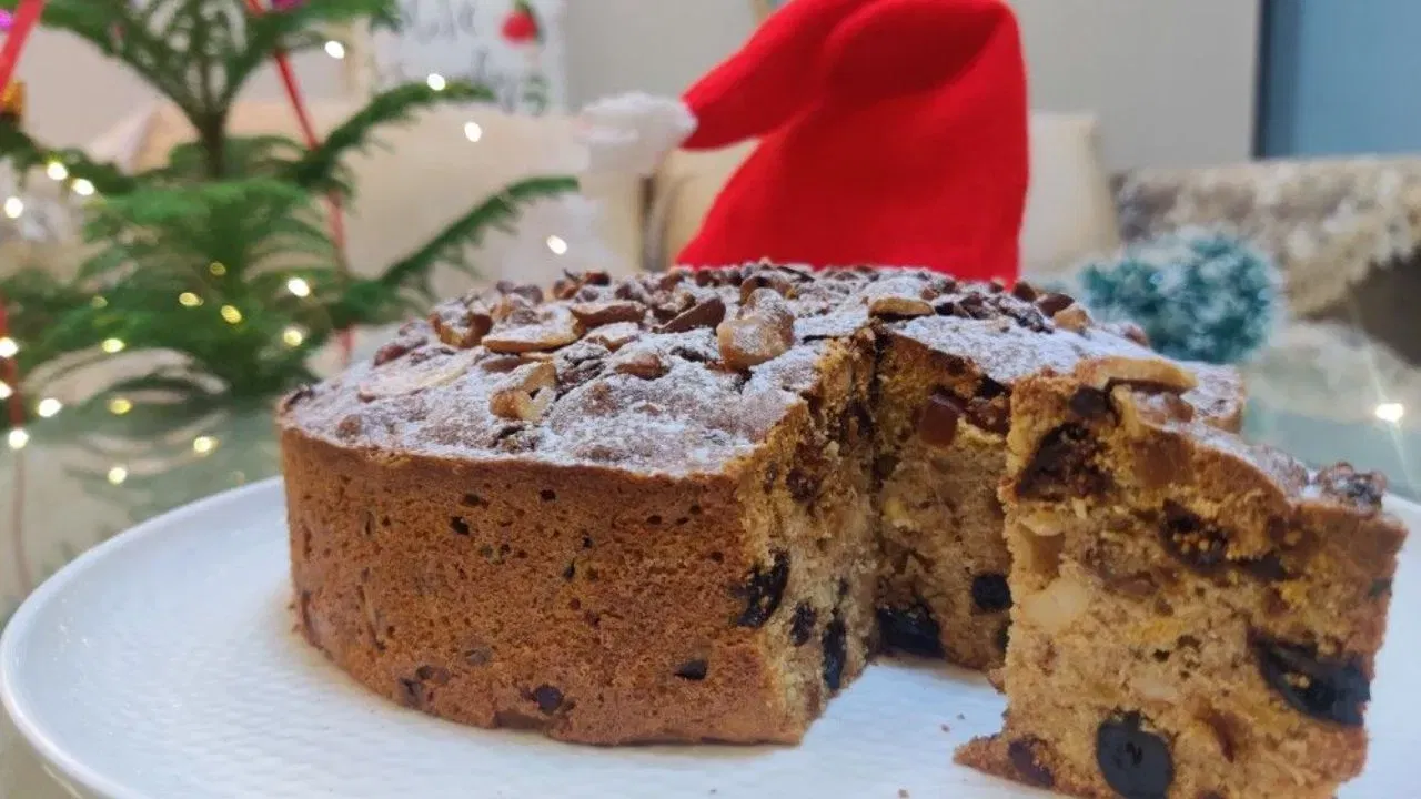 160∘C (320∘F) താപനിലയിൽ 50−55 മിനിറ്റ് ബേക്ക് ചെയ്യുക. കേക്കിൻ്റെ മധ്യത്തിൽ ഒരു സ്കീവർ കുത്തി നോക്കി പാകമായോ എന്ന് ഉറപ്പുവരുത്തുക. കൂടുതൽ സ്വാദിനായി പഴങ്ങൾ തലേദിവസം തന്നെ ഓറഞ്ച് ജ്യൂസിൽ കുതിർത്ത് വെക്കാം. കേക്കിന് കൂടുതൽ കടുംനിറവും രുചിയും ലഭിക്കാൻ അൽപ്പം കാരമൽ സിറപ്പ് ചേർക്കുന്നത് ഗുണകരമാണ്.