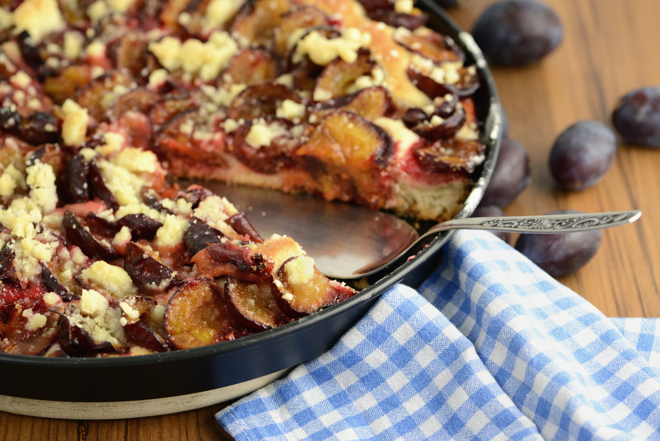 ക്രിസ്മസ്, പുതുവത്സര ആഘോഷങ്ങളിൽ പ്ലം കേക്കുകൾക്ക് എപ്പോഴും ഒരു പ്രത്യേക സ്ഥാനമുണ്ട്. മാസങ്ങളോളം വൈനിലോ റമ്മിലോ കുതിർത്ത് വയ്ക്കുന്ന ഡ്രൈ ഫ്രൂട്ട്സും നട്‌സും കൊണ്ട് തയ്യാറാക്കുന്ന ഇത്തരം കേക്കുകൾക്ക് പ്രത്യേക രുചിയാണ്. എന്നാൽ ഈ കേക്കുകൾ കൃത്യമായി മുറിച്ചെടുക്കുന്നത് കുറച്ച് ശ്രമകരമായ പ്രവൃത്തിയാണ്. പലപ്പോഴും കേക്ക് പൊടിഞ്ഞു പോകാൻ ഇടയുണ്ട് . (​Image Credit: Getty Images)
