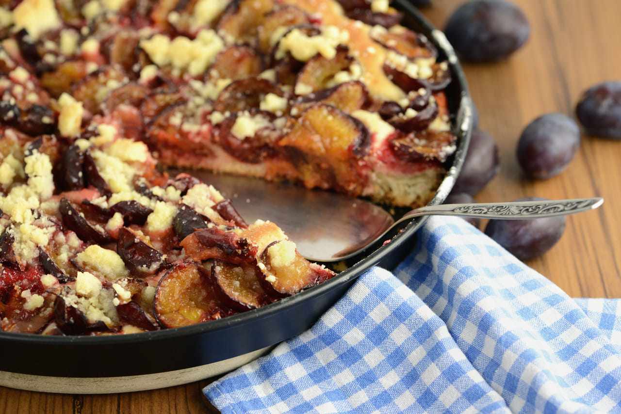 ക്രിസ്മസ്, പുതുവത്സര ആഘോഷങ്ങളിൽ പ്ലം കേക്കുകൾക്ക് എപ്പോഴും ഒരു പ്രത്യേക സ്ഥാനമുണ്ട്. മാസങ്ങളോളം വൈനിലോ റമ്മിലോ കുതിർത്ത് വയ്ക്കുന്ന ഡ്രൈ ഫ്രൂട്ട്സും നട്‌സും കൊണ്ട് തയ്യാറാക്കുന്ന ഇത്തരം കേക്കുകൾക്ക് പ്രത്യേക രുചിയാണ്. എന്നാൽ ഈ കേക്കുകൾ കൃത്യമായി മുറിച്ചെടുക്കുന്നത് കുറച്ച് ശ്രമകരമായ പ്രവൃത്തിയാണ്. പലപ്പോഴും കേക്ക് പൊടിഞ്ഞു പോകാൻ ഇടയുണ്ട് . (​Image Credit: Getty Images)
