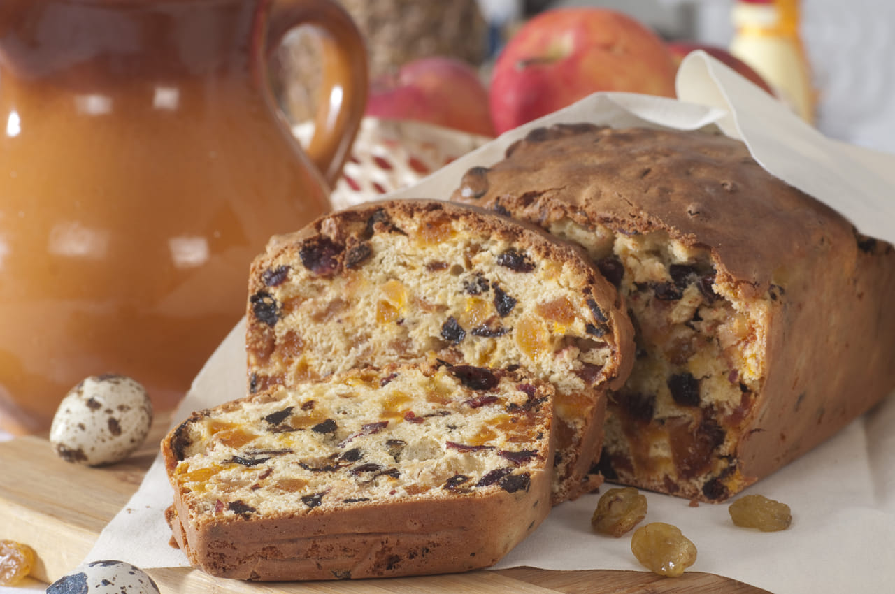 തണുത്ത കേക്ക് പെട്ടെന്ന് പൊടിഞ്ഞു പോകാനുള്ള സാധ്യത കുറവാണ്. അതിനാൽ അരമണിക്കൂർ ഫ്രിഡ്ജിൽ വെച്ച് തണുപ്പിച്ച ശേഷം മുറിക്കുന്നത്  കൃത്യമായ ആകൃതിയിൽ കേക്ക് ലഭിക്കാൻ സഹായിക്കും. നേർത്ത പല്ലുകളുള്ള സെറേറ്റഡ് കത്തി അല്ലെങ്കിൽ ബ്രെഡ് മുറിക്കുന്ന കത്തി ഉപയോഗിക്കുന്നതാണ് ഏറ്റവും ഉചിതം.