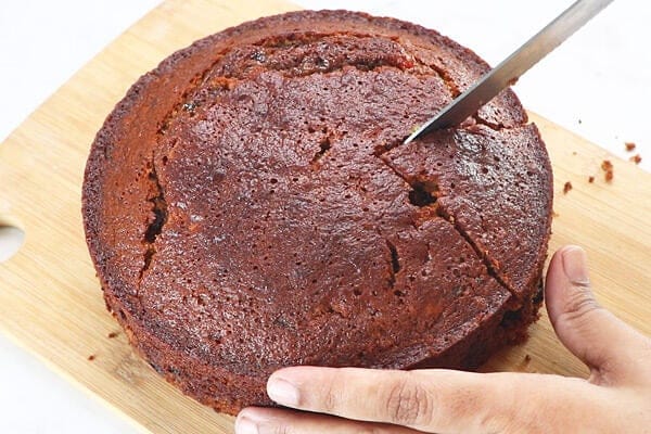 എന്നാൽ  പൊടിഞ്ഞു പോകുമോ എന്ന പേടി ഇനി വേണ്ട മനോഹരമായ സ്ലൈസുകളായി കേക്ക് വിളമ്പാൻ ചില ലളിതമായ വഴികളുണ്ട്. കത്തി തിരഞ്ഞെടുക്കുന്നതു മുതൽ കേക്കിന്റെ താപനില ക്രമീകരിക്കുന്നത് വരെ ഓരോ കാര്യവും ഇതിൽ പ്രധാനമാണ്.