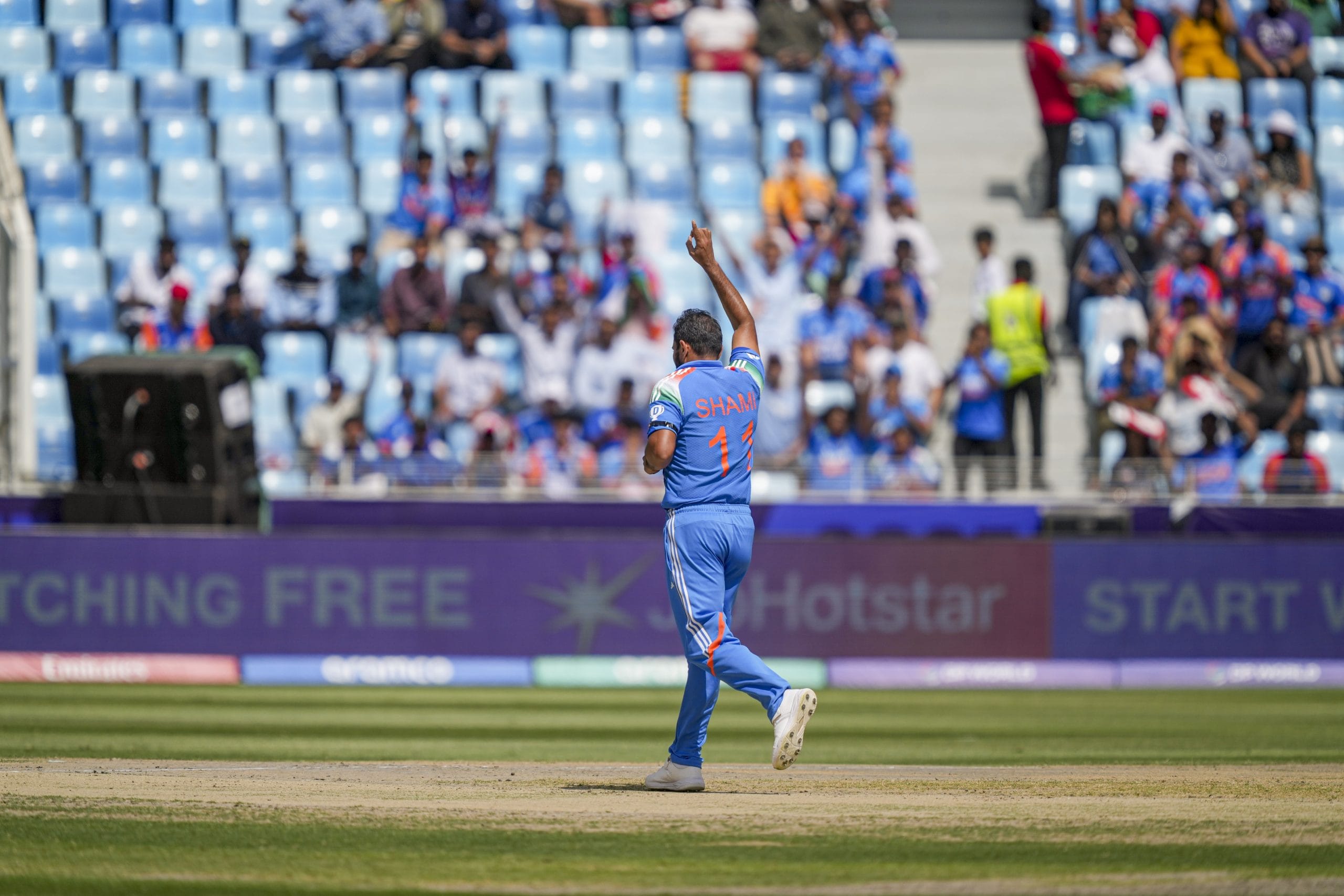 ഫാസ്റ്റ് ബൗളർ മുഹമ്മദ് ഷമി ഇന്ത്യൻ ടീമിൽ തിരികെയെത്തുന്നു എന്ന് റിപ്പോർട്ട്. ആഭ്യന്തര ക്രിക്കറ്റിലെ സ്ഥിരതയാർന്ന പ്രകടനങ്ങളാണ് താരത്തിൻ്റെ തിരിച്ചുവരവിന് വഴിയൊരുക്കുന്നത്. 2027 ഏകദിന ലോകകപ്പിനുള്ള ടീമിൽ താരം പരിഗണനയിലുണ്ടെന്നാണ് എൻഡിടിവിയുടെ റിപ്പോർട്ട്. (Image Credits - PTI)
