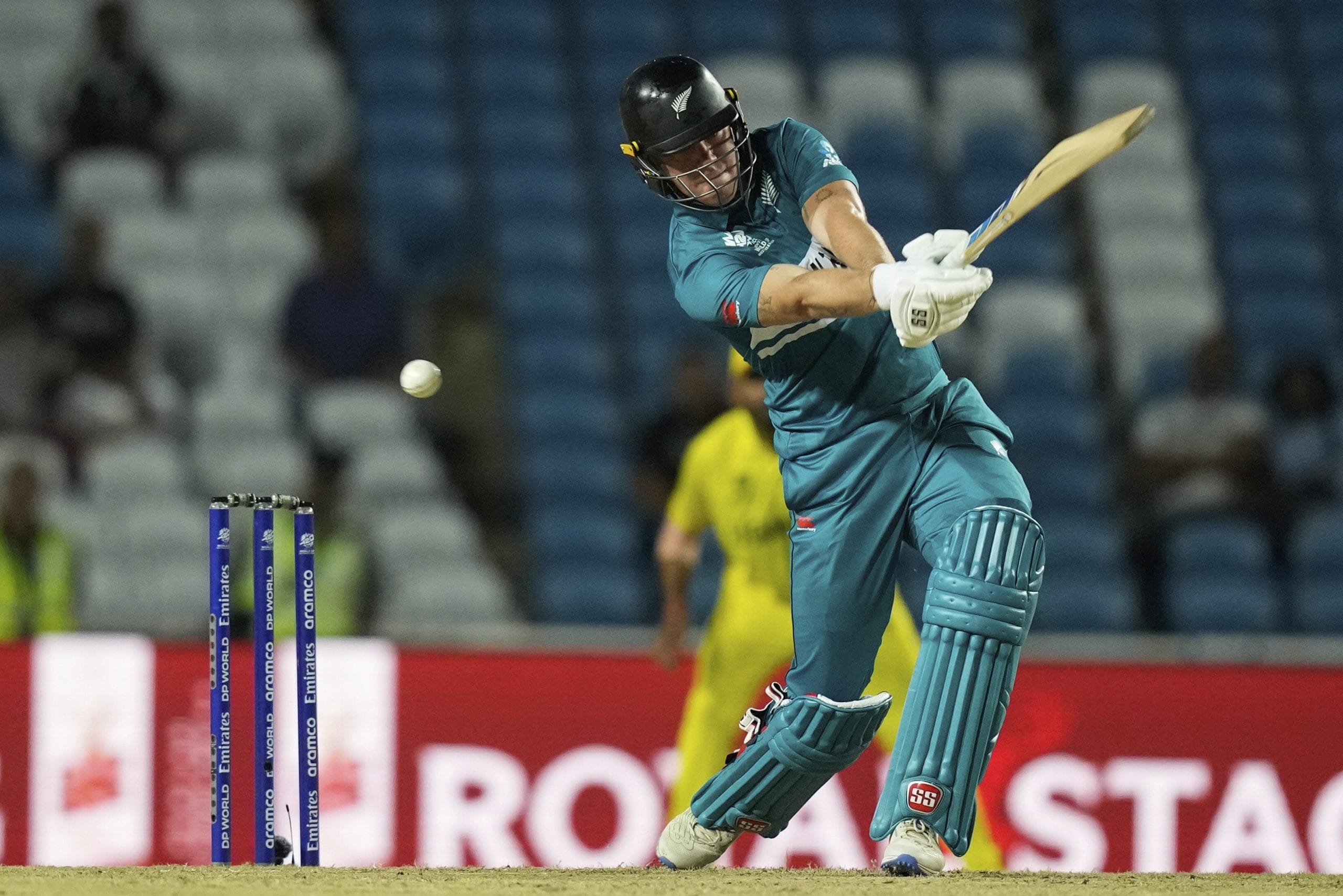 രണ്ട് വർഷത്തെ ഇടവേളയ്ക്ക് ശേഷം ന്യൂസീലൻഡ് വിക്കറ്റ് കീപ്പർ ഫിൻ അലൻ വീണ്ടും ഐപിഎലിൽ ഇടം നേടി. രണ്ട് കോടി രൂപ അടിസ്ഥാന വിലയ്ക്ക് കൊൽക്കത്ത നൈറ്റ് റൈഡേഴ്സാണ് ഫിൻ അലനെ ടീമിലെത്തിച്ചത്. 2022-23 സീസണുകളിൽ ബെംഗളൂരുവിലാണ് താരം കളിച്ചത്.
