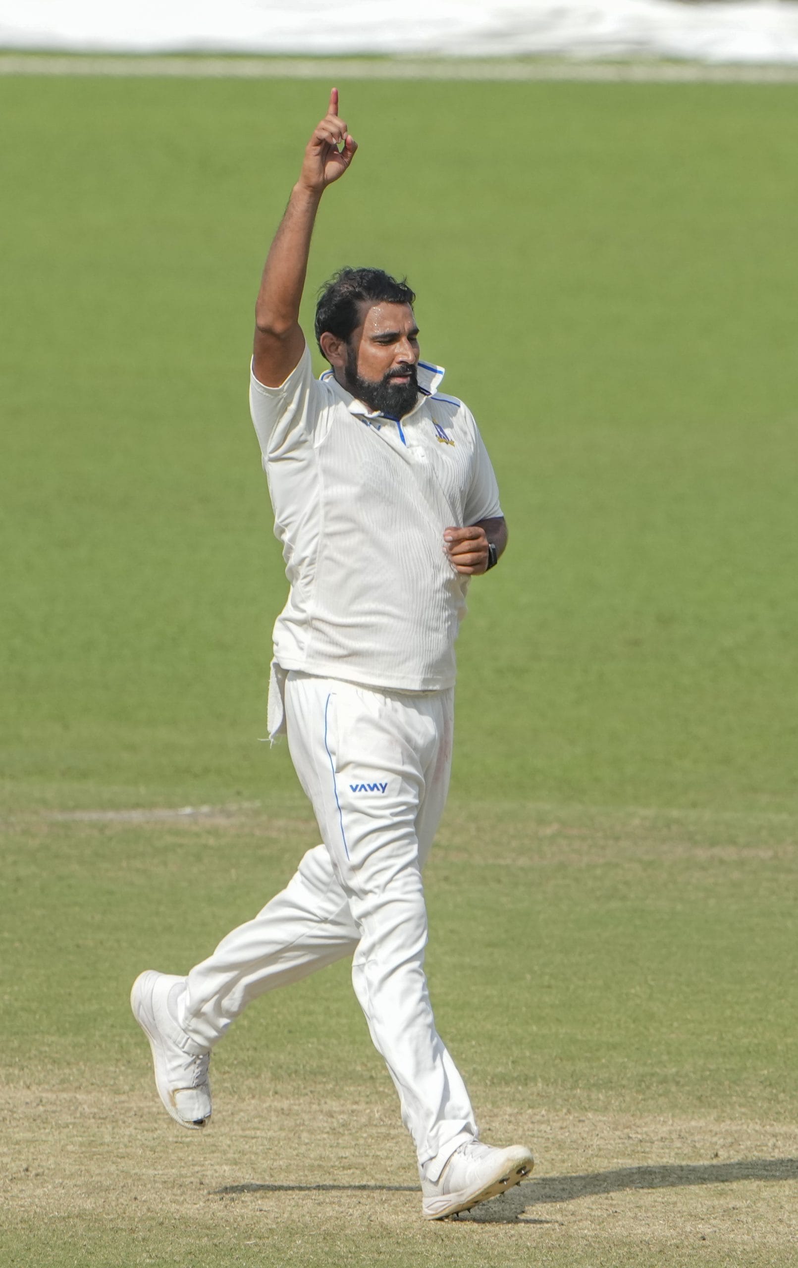 "മുഹമ്മദ് ഷമിയെപ്പറ്റി ഇടയ്ക്കിടെ ചർച്ചകൾ നടക്കുന്നുണ്ട്. അദ്ദേഹം പരിഗണനയ്ക്ക് പുറത്തല്ല. ഫിറ്റ്നസ് മാത്രമാണ് ഒരേയൊരു ആശങ്ക. അദ്ദേഹത്തെപ്പോലൊരു ബൗളർ വിക്കറ്റ് നേടും. സെലക്ഷൻ റഡാറിൽ തന്നെയാണ് മുഹമ്മദ് ഷമി ഇപ്പോൾ ഉള്ളത്."- റിപ്പോർട്ടിൽ പറയുന്നു.
