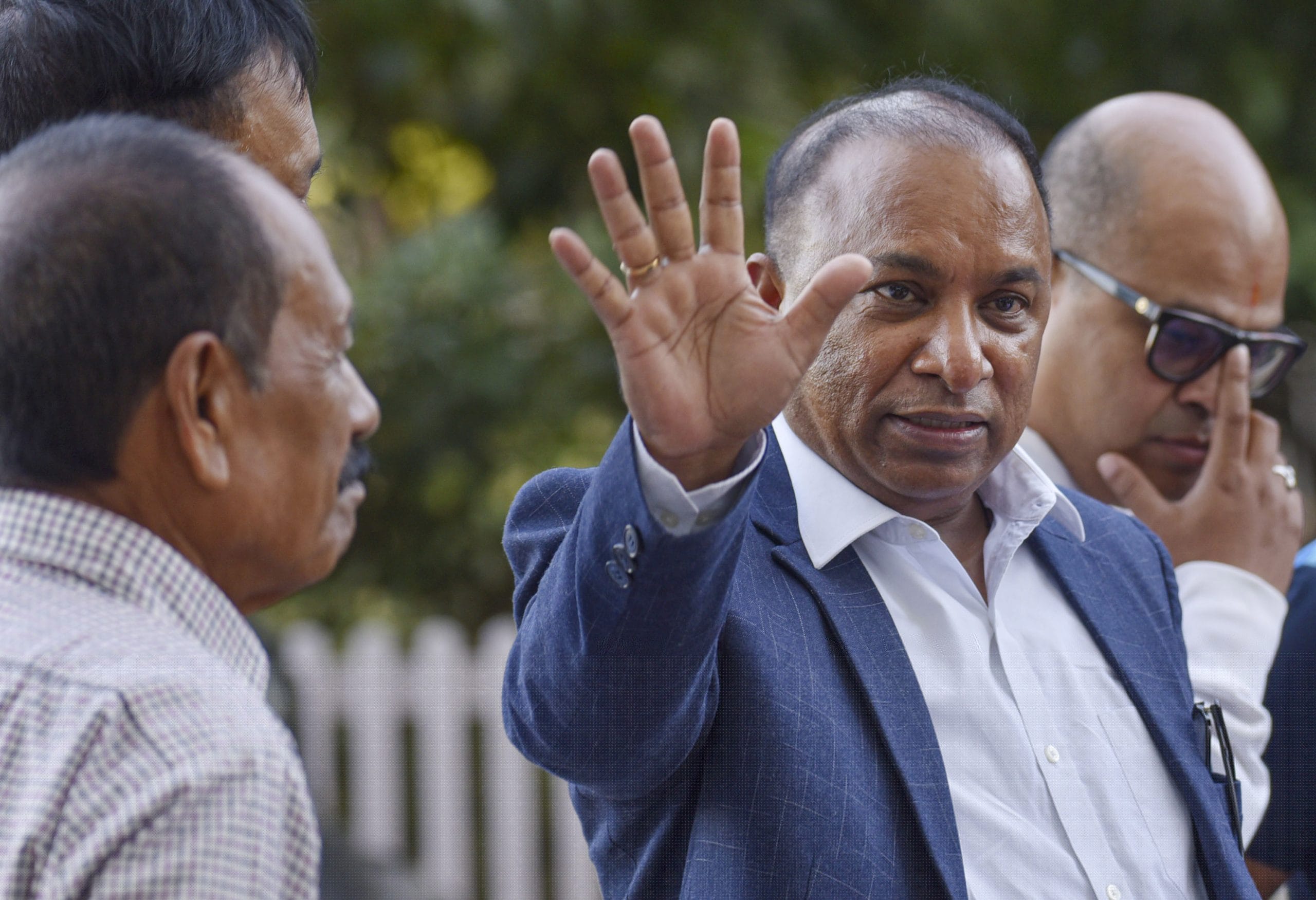 റെഡ് ബോൾ പരിശീലക സെറ്റപ്പിനെ മാറ്റുന്നതുമായി ബന്ധപ്പെട്ട് ഒരു തരത്തിലുള്ള ചർച്ചയും നടന്നിട്ടില്ലെന്ന് സൈകിയ പറഞ്ഞു. കരാർ പ്രകാരം ഗംഭീർ തന്നെ ഈ സ്ഥാനത്ത് തുടരും. ഒരു പരിശീലകനുമായും ഇക്കാര്യത്തിൽ ബിസിസിഐ ചർച്ച നടത്തിയിട്ടില്ലെന്നും അദ്ദേഹം വ്യക്തമാക്കി.
