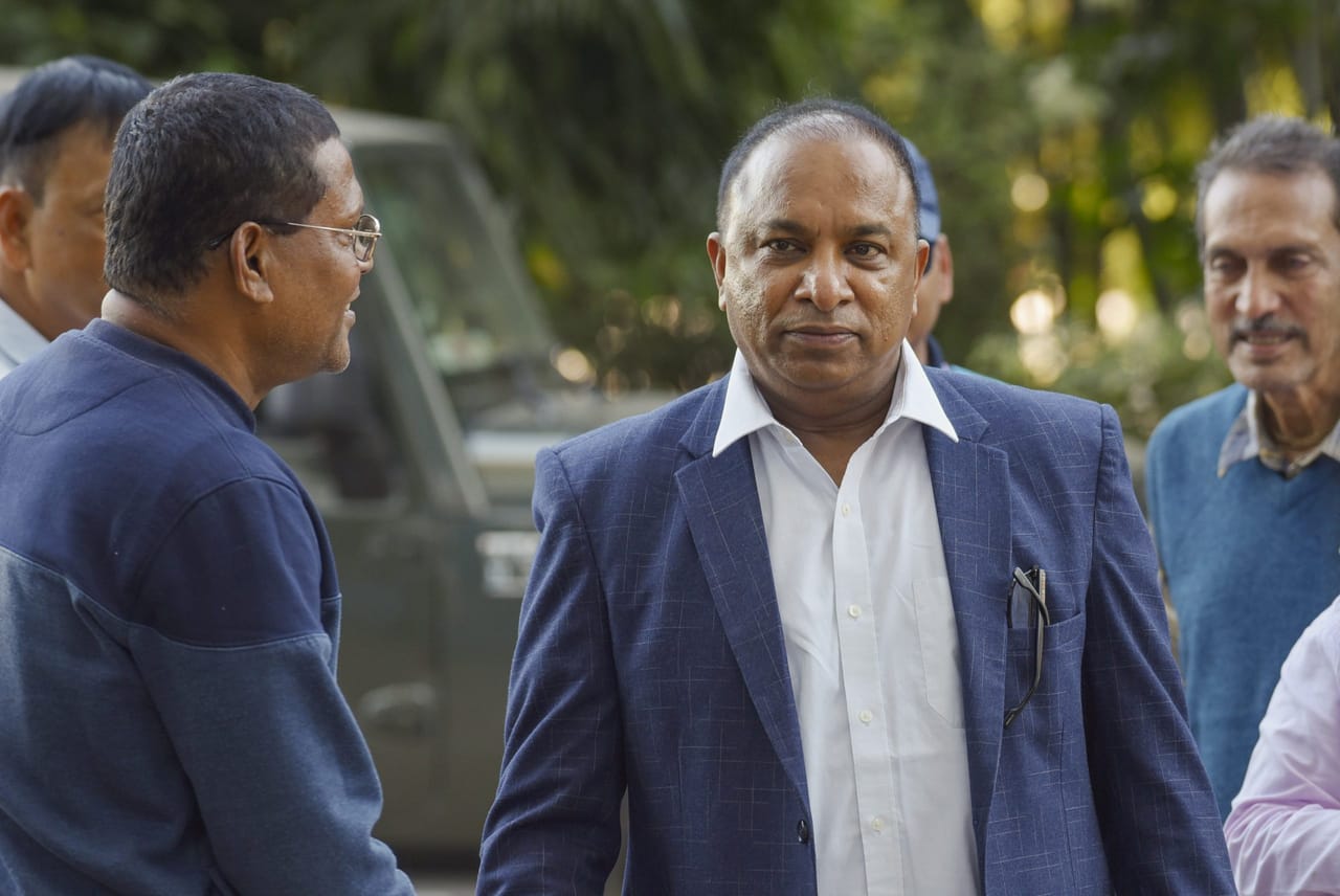 ഇന്ത്യൻ ടെസ്റ്റ് ടീം പരിശീലകസ്ഥാനത്തുനിന്ന് ഗൗതം ഗംഭീറിനെ മാറ്റുന്നു എന്ന വാർത്തകൾ തെറ്റെന്ന് ബിസിസിഐ പ്രസിഡൻ്റ് ദേവജിത് സൈകിയ. വാർത്തയിൽ അടിസ്ഥാനമില്ലെന്നും അതൊക്കെ അഭ്യൂഹങ്ങളാണെന്നും സൈകിയ പറഞ്ഞു. ആജ് തകിന് നൽകിയ അഭിമുഖത്തിലാണ് പ്രതികരണം. (Image Creditts- PTI)
