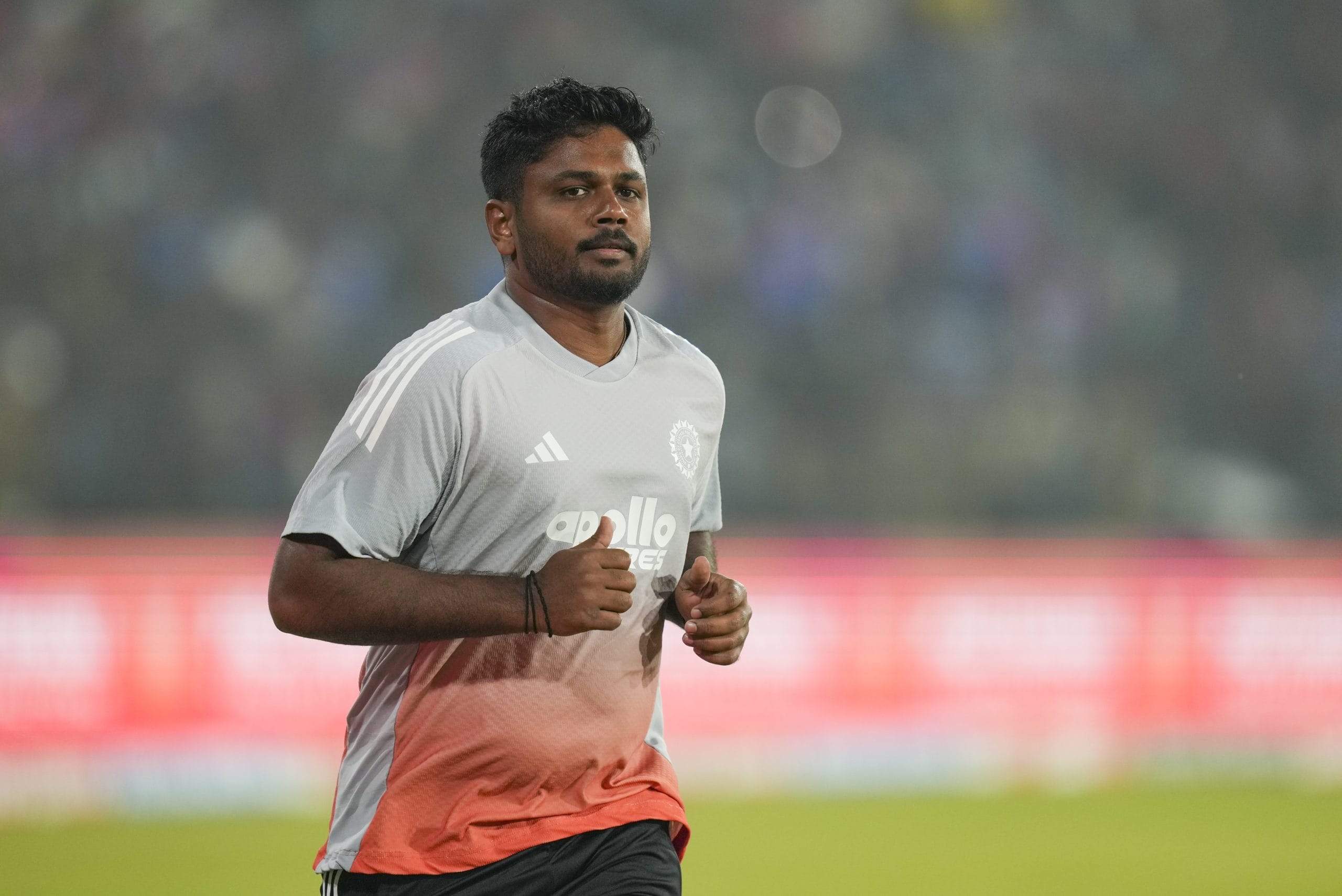 സഞ്ജു സാംസൺ ടി20 ലോകകപ്പ് ടീമിൽ ഉൾപ്പെട്ടത് വളരെ അപ്രതീക്ഷിതമായിരുന്നു. വൈസ് ക്യാപ്റ്റനായ ശുഭ്മൻ ഗില്ലിനെ ഒഴിവാക്കി സഞ്ജുവിനെ ടീമിൽ ഉൾപ്പെടുത്തിയത് കായികപ്രേമികൾക്കൊക്കെ അത്ഭുതമായി. ഇത് തുടർച്ചയായ രണ്ടാം ടി20 ലോകകപ്പിലാണ് സഞ്ജു സാംസൺ ടീമിൽ ഉൾപ്പെടുന്നത്. (Image Credits- PTI)
