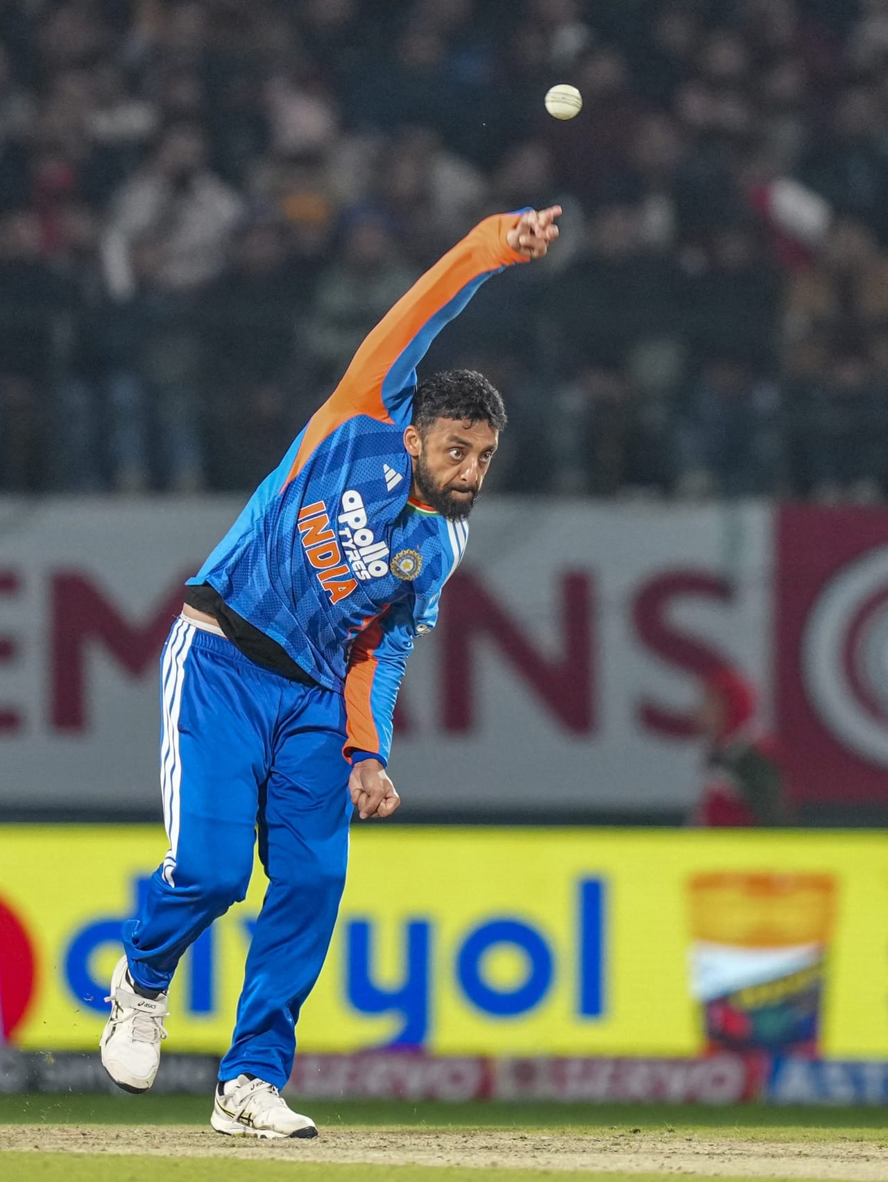 ബൗളർമാരുടെ റാങ്കിംഗിൽ വരുൺ ചക്രവർത്തി ഒന്നാം സ്ഥാനത്ത് തുടരുന്നു. 804 റേറ്റിംഗുമായി വരുൺ ബഹുദൂരം മുന്നിലാണ്. ജസ്പ്രീത് ബുംറ 10 സ്ഥാനങ്ങൾ മെച്ചപ്പെടുത്തി 18ആം സ്ഥാനത്തെത്തിയപ്പോൾ അക്സർ പട്ടേൽ 15 ആം സ്ഥാനത്തും അർഷ്ദീപ് സിംഗ് 16ആം സ്ഥാനത്തുമാണ്.