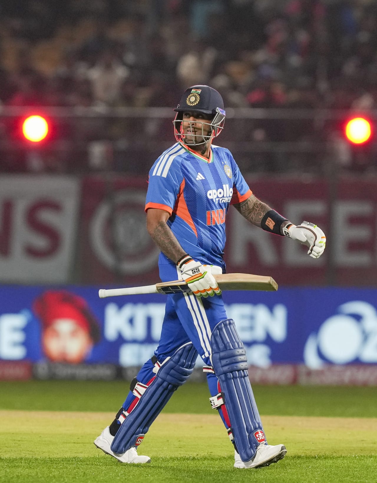 ശുഭ്മൻ ഗില്ലും സൂര്യകുമാർ യാദവുമാണ് ഇന്ത്യയുടെ ഏറ്റവും വലിയ തലവേദനകൾ. ഇരുവരും ഫോം ഔട്ടാണ്. സൂര്യകുമാർ ടി20 റാങ്കിംഗിൽ 10ആം സ്ഥാനത്തേക്ക് വീണു. ശുഭ്മൻ ഗിൽ ആവട്ടെ തുടരെ നിരാശപ്പെടുത്തുന്നു. ഇന്ത്യയെ സംബന്ധിച്ച് ഇരുവരും ഫോമിലെത്തിയേ മതിയാവൂ.