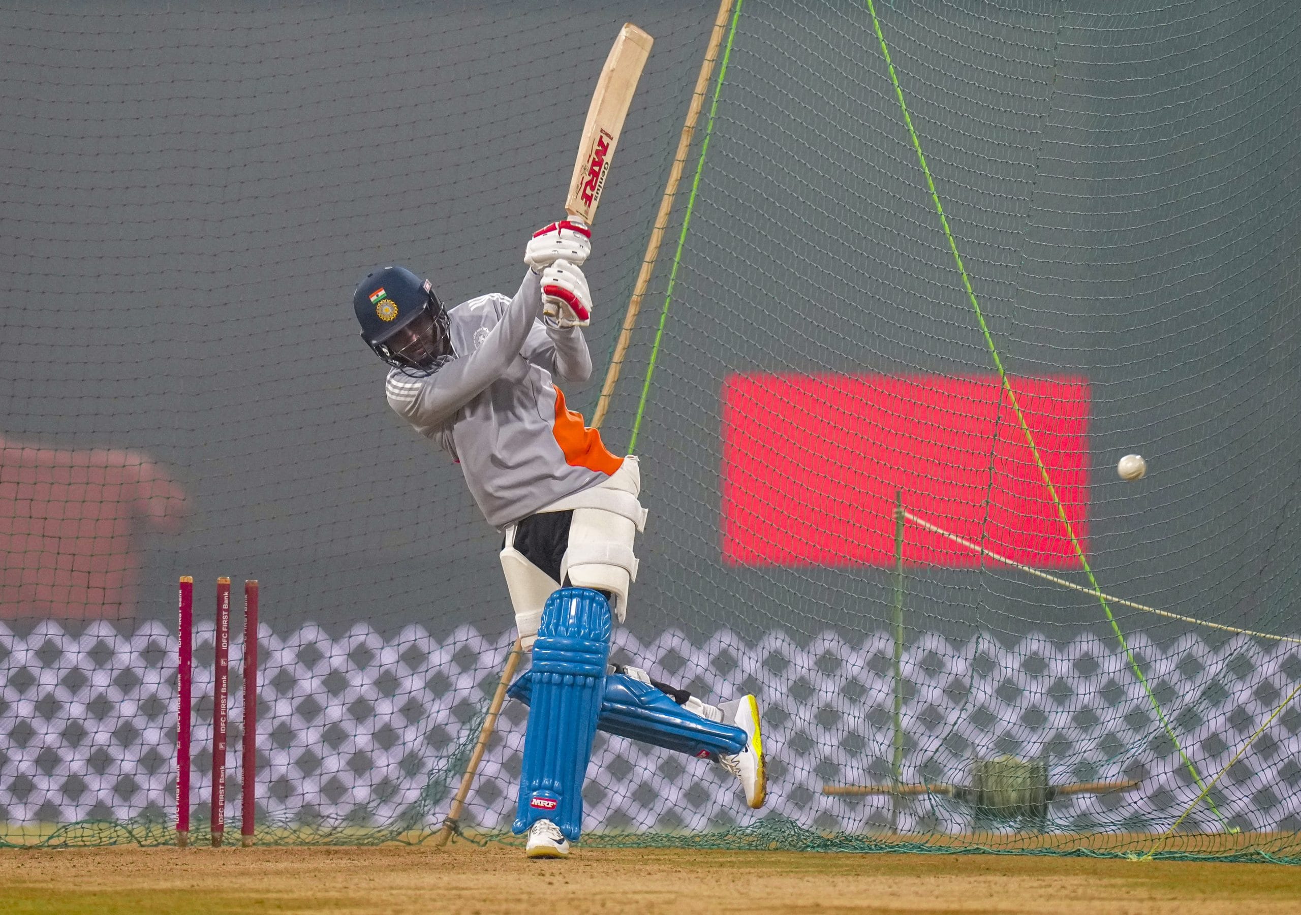 ​ഇന്ത്യയും ദക്ഷിണാഫ്രിക്കയും തമ്മിലുള്ള അവസാന ടി20 മത്സരം ഇന്ന്. അഹ്മദാബാദിലെ നരേന്ദ്രമോദി സ്റ്റേഡിയത്തിൽ രാത്രി ഏഴ് മണിക്ക് മത്സരം ആരംഭിക്കും. നാല് മത്സരങ്ങൾ അവസാനിക്കുമ്പോൾ ഇന്ത്യ 2-1ന് മുന്നിലാണ്. ലഖ്നൗവിൽ തീരുമാനിച്ചിരുന്ന നാലാമത്തെ മത്സരം കടുത്ത മഞ്ഞ് മൂലം ഉപേക്ഷിച്ചിരുന്നു. (Image Credits- PTI)
