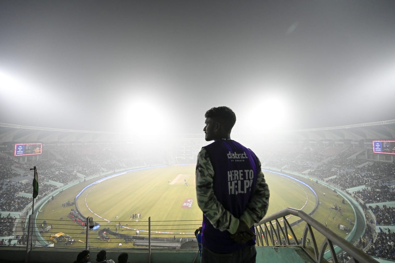 പരിക്കേറ്റ ശുഭ്മൻ ഗില്ലിന് പകരം ലഖ്നൗവിലെ മത്സരത്തിൽ സഞ്ജു കളിക്കുമെന്നായിരുന്നു സൂചനകൾ. എന്നാൽ, കളി ഉപേക്ഷിച്ചതോടെ സഞ്ജുവിൻ്റെ അവസരം നഷ്ടമായി. അഹ്മദാബാദിൽ നടക്കുന്ന അവസാന മത്സരത്തിൽ ശുഭ്മൻ ഗിൽ കളിക്കുമെന്നും സൂചനയുണ്ട്.