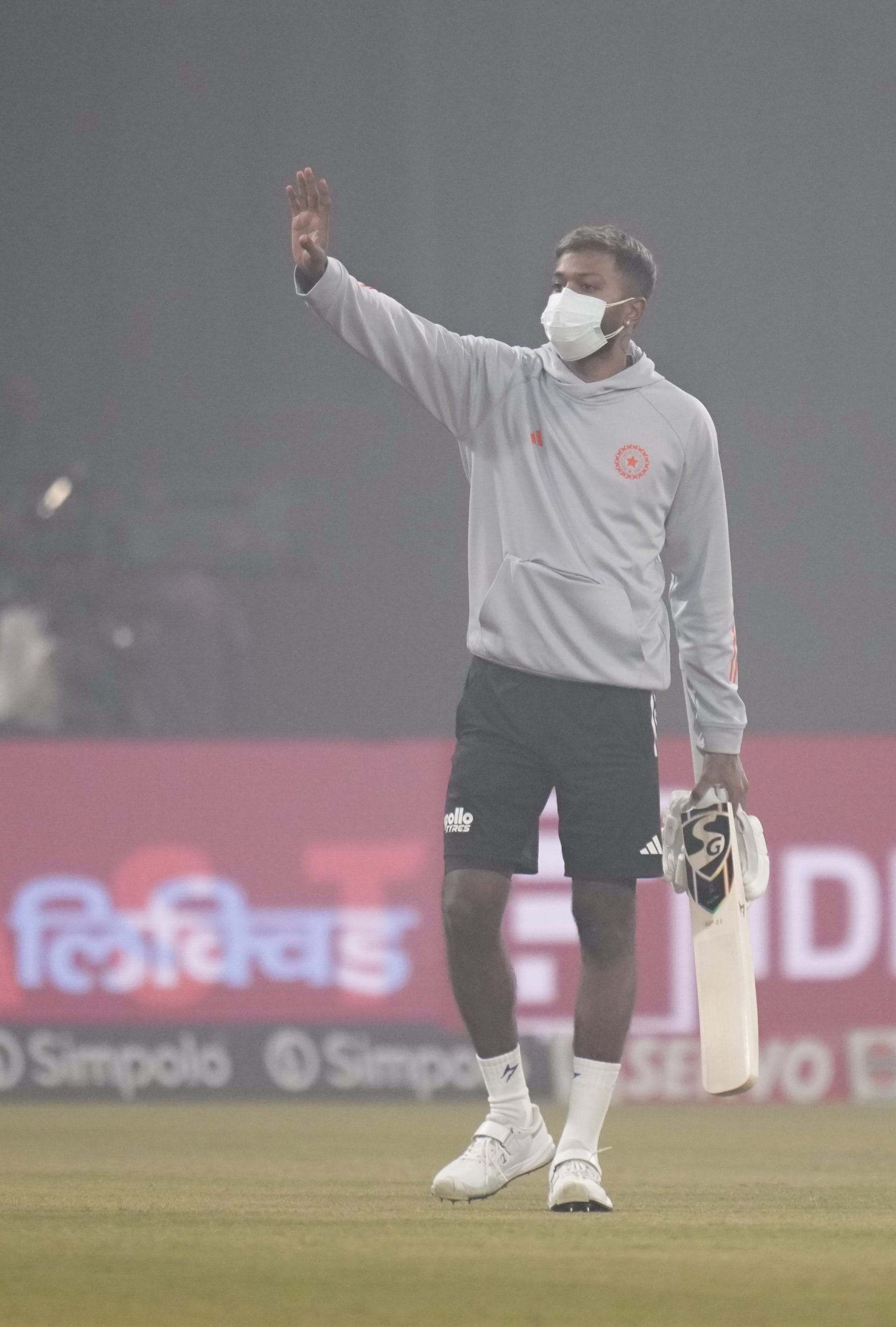 ശൈത്യകാലത്ത് ഉത്തരേന്ത്യൻ നഗരങ്ങളിൽ മത്സരങ്ങൾ സംഘടിപ്പിച്ചതിനെ ആരാധകർ ചോദ്യം ചെയ്യുകയാണ്. ഈ സമയത്ത് പല ഉത്തരേന്ത്യൻ നഗരങ്ങളിലും മൂടൽ മഞ്ഞ് വളരെ അധികമായിരിക്കും. ഇതിനൊപ്പം പലയിടത്തെ വായുഗുണനിലവാരവും ഈ സമയത്ത് മോശമായിരിക്കും.
