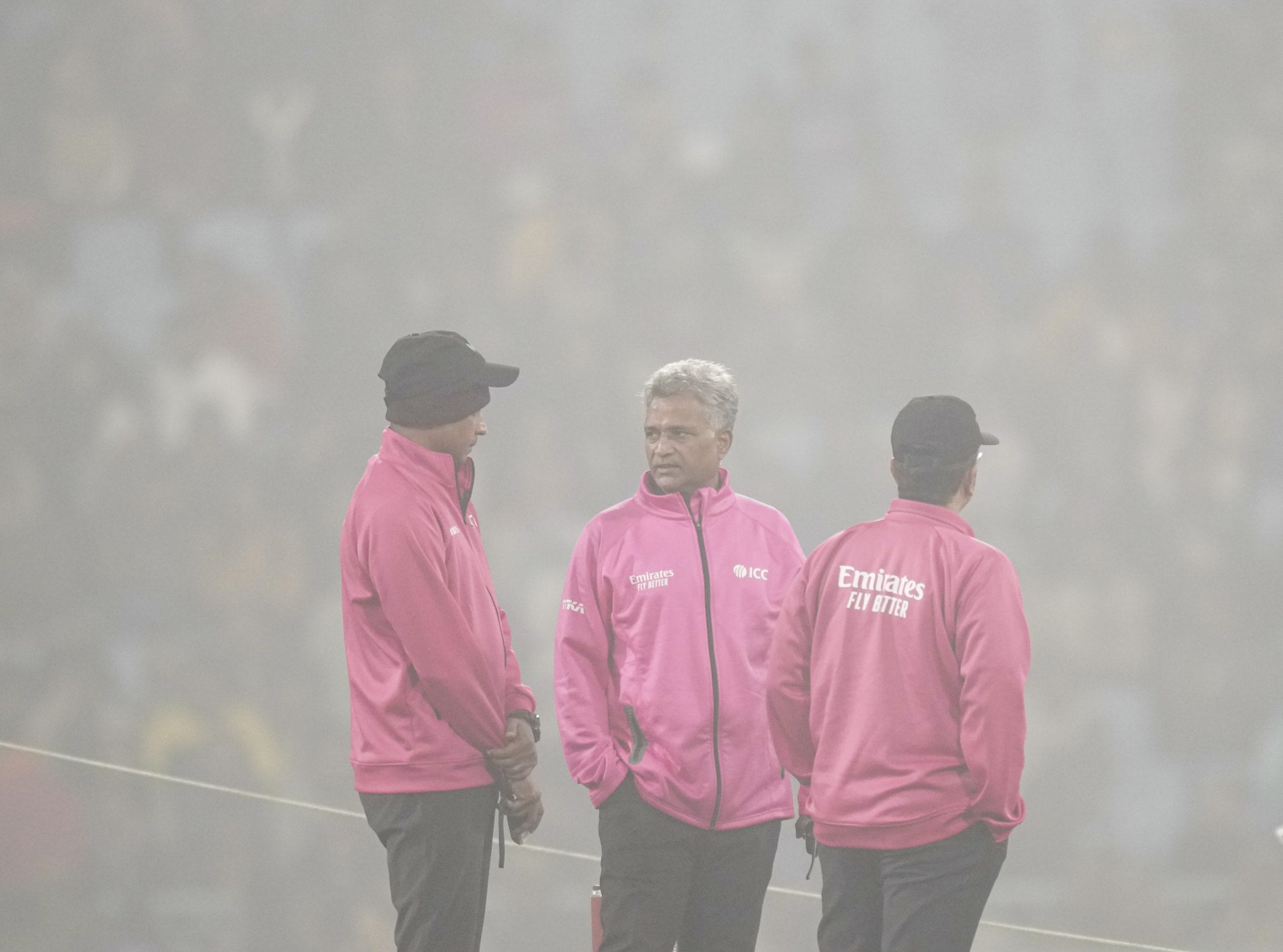 ന്യൂ ഛണ്ഡീഗഡ്, ധരംശാല, ലഖ്നൗ, റാഞ്ചി, റായ്പൂർ, വിശാഖപട്ടണം, കട്ടക്ക്, അഹ്മദാബാദ്, ഗുവാഹത്തി, കൊൽക്കത്ത എന്നീ വേദികളിലാണ് ഇന്ത്യ -ദക്ഷിണാഫ്രിക്ക പരമ്പര നടന്നത്. ലഖ്നൗ, ന്യൂ ഛണ്ഡീഗഡ്, ധരംശാല എന്നീ വേദികളിൽ ഈ സമയത്ത് വായുഗുണനിലവാരവും മോശമായിരിക്കും. 
