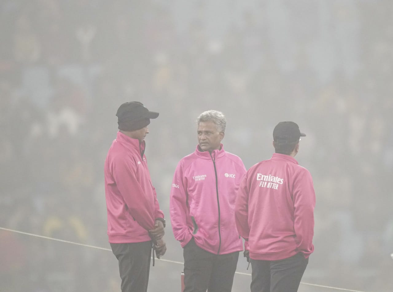 ന്യൂ ഛണ്ഡീഗഡ്, ധരംശാല, ലഖ്നൗ, റാഞ്ചി, റായ്പൂർ, വിശാഖപട്ടണം, കട്ടക്ക്, അഹ്മദാബാദ്, ഗുവാഹത്തി, കൊൽക്കത്ത എന്നീ വേദികളിലാണ് ഇന്ത്യ -ദക്ഷിണാഫ്രിക്ക പരമ്പര നടന്നത്. ലഖ്നൗ, ന്യൂ ഛണ്ഡീഗഡ്, ധരംശാല എന്നീ വേദികളിൽ ഈ സമയത്ത് വായുഗുണനിലവാരവും മോശമായിരിക്കും.