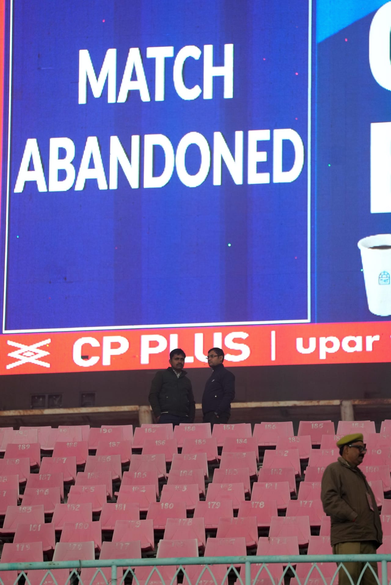 ദക്ഷിണാഫ്രിക്കക്കെതിരായ നാലാം ടി20 ഉപേക്ഷിച്ചതിൽ ബിസിസിഐയ്ക്കെതിരെ രൂക്ഷവിമർശനം. കനത്ത മൂടൽമഞ്ഞിനെ തുടർന്ന് മത്സരം ഉപേക്ഷിച്ചത് ബിസിസിഐയുടെ പിടിപ്പുകേടാണെന്നാണ് ആരാധകരുടെ വിമർശനം. സമൂഹമാധ്യമങ്ങളിലൂടെ നിരവധി ആരാധകരാണ് വിമർശനമുന്നയിച്ചത്. (image Credits- PTI)