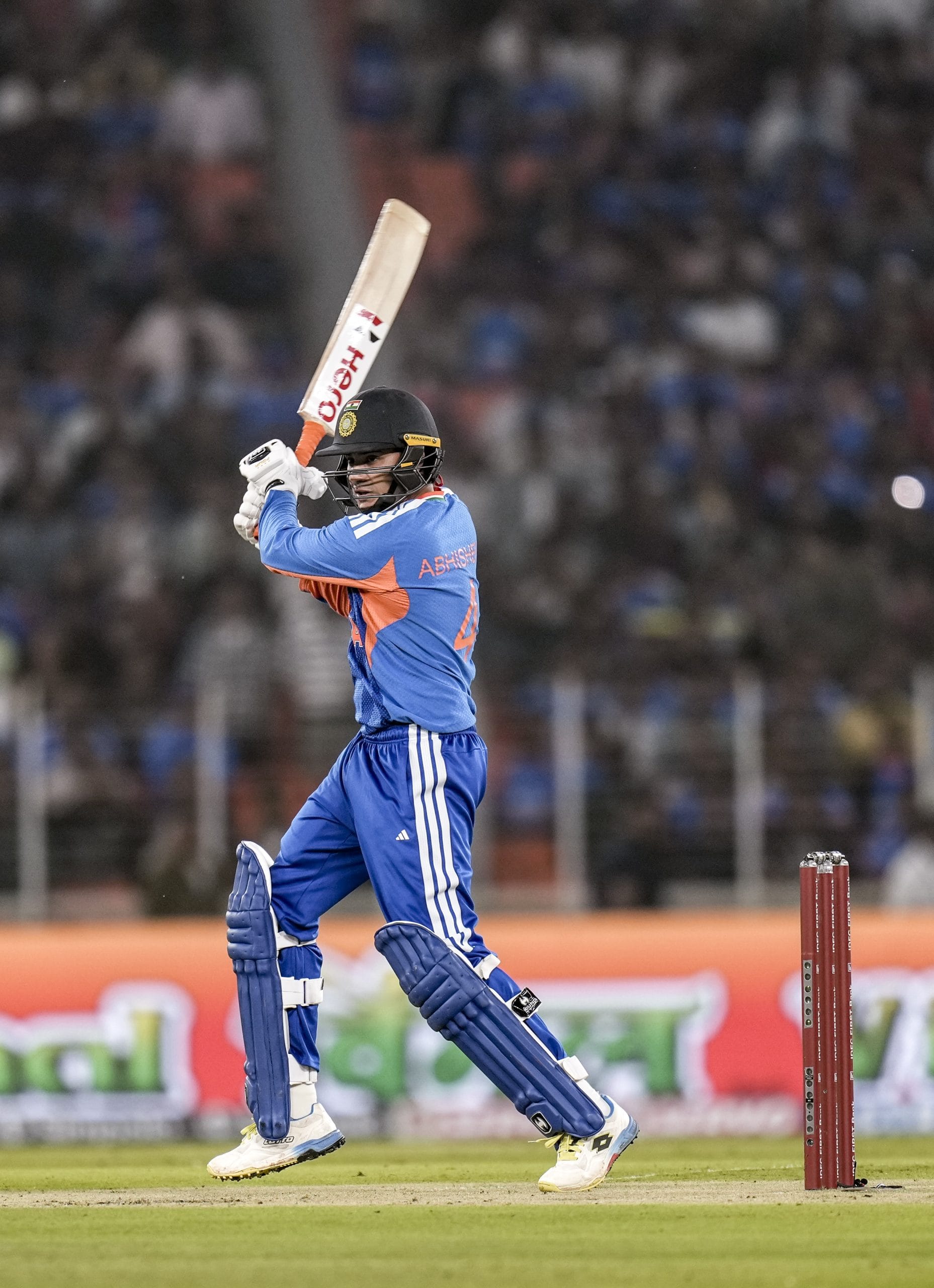 റാങ്കിംഗിൽ ഒന്നാം സ്ഥാനത്ത് ഇന്ത്യൻ ഓപ്പണർ അഭിഷേക് ശർമ്മ തുടരുകയാണ്. 908 റേറ്റിങ് പോയിൻ്റോടെയാണ് അഭിഷേക് ശർമ്മ ഒന്നാം സ്ഥാനത്ത് തുടരുന്നത്. രണ്ടാം സ്ഥാനത്തുള്ള ഇംഗ്ലണ്ട് ഓപ്പണർ ഫിൽ സാൾട്ടിന് 849 റേറ്റിങ് പോയിൻ്റും തിലക് വർമ്മയ്ക്ക് 805 റേറ്റിങ് പോയിൻ്റും ഉണ്ട്.
