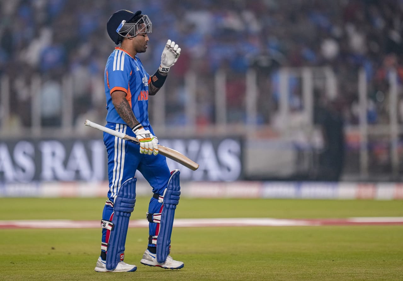 ഇന്ത്യൻ ക്യാപ്റ്റൻ സൂര്യകുമാർ യാദവ് വീണ്ടും പിന്നിലേക്ക് പോയി. നേരത്തെ 10ആം സ്ഥാനത്തായിരുന്ന താരം ഏറ്റവും പുതിയ റാങ്കിംഗ് അനുസരിച്ച് 13ആം സ്ഥാനത്തേക്ക് പിന്തള്ളപ്പെട്ടു. കഴിഞ്ഞ കുറേ മാസങ്ങളായി സൂര്യകുമാർ യാദവിൻ്റെ പ്രകടനം വളരെ മോശമാണ്.