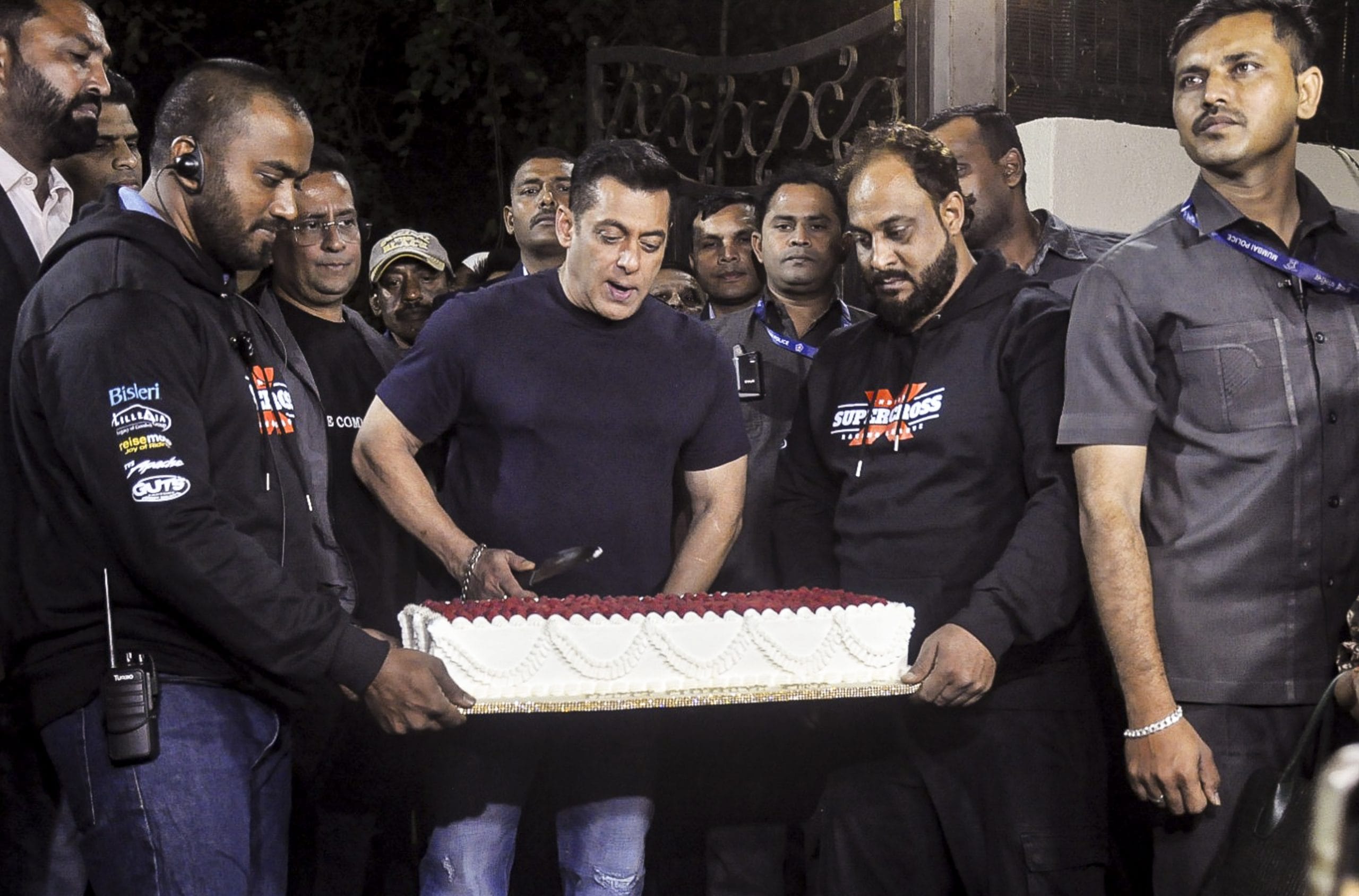 നിരവധി സെലബ്രറ്റികളാണ് സൽമാൻ ഖാൻ്റെ പിറന്നാളാഘോഷത്തിൽ പങ്കെടുക്കാനായി ഫാം ഹൗസിലെത്തിയത്. ഇതിനിടെയാണ് വളരെ ഐക്കോണിക്കായ ഈ ഫ്രെയിം പകർത്തിയത്. ലെജൻഡറി ഫ്രെയിം എന്നാണ് സമൂഹമാധ്യമങ്ങളിൽ ആരാധകർ ഇതിനെ വിശേഷിപ്പിച്ചത്. 
