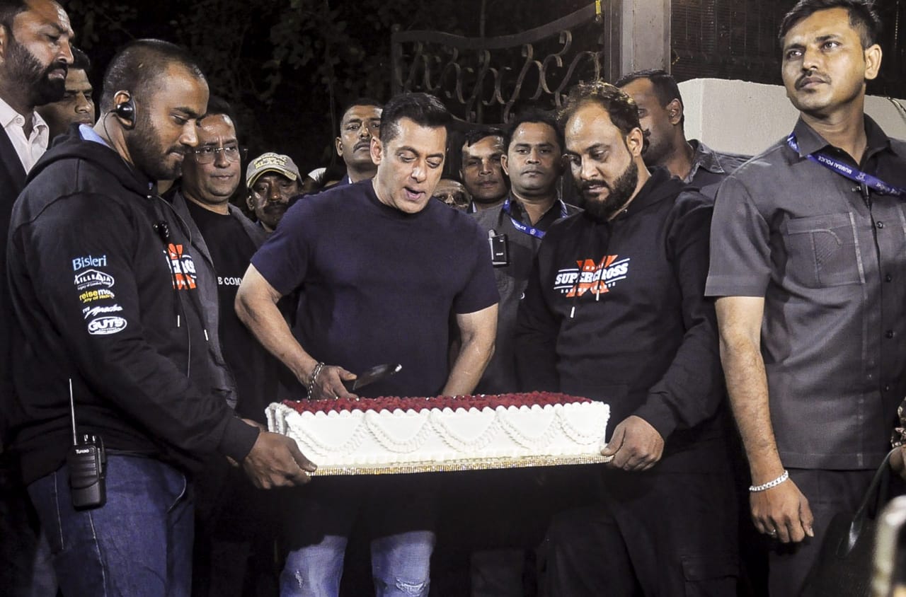 നിരവധി സെലബ്രറ്റികളാണ് സൽമാൻ ഖാൻ്റെ പിറന്നാളാഘോഷത്തിൽ പങ്കെടുക്കാനായി ഫാം ഹൗസിലെത്തിയത്. ഇതിനിടെയാണ് വളരെ ഐക്കോണിക്കായ ഈ ഫ്രെയിം പകർത്തിയത്. ലെജൻഡറി ഫ്രെയിം എന്നാണ് സമൂഹമാധ്യമങ്ങളിൽ ആരാധകർ ഇതിനെ വിശേഷിപ്പിച്ചത്.