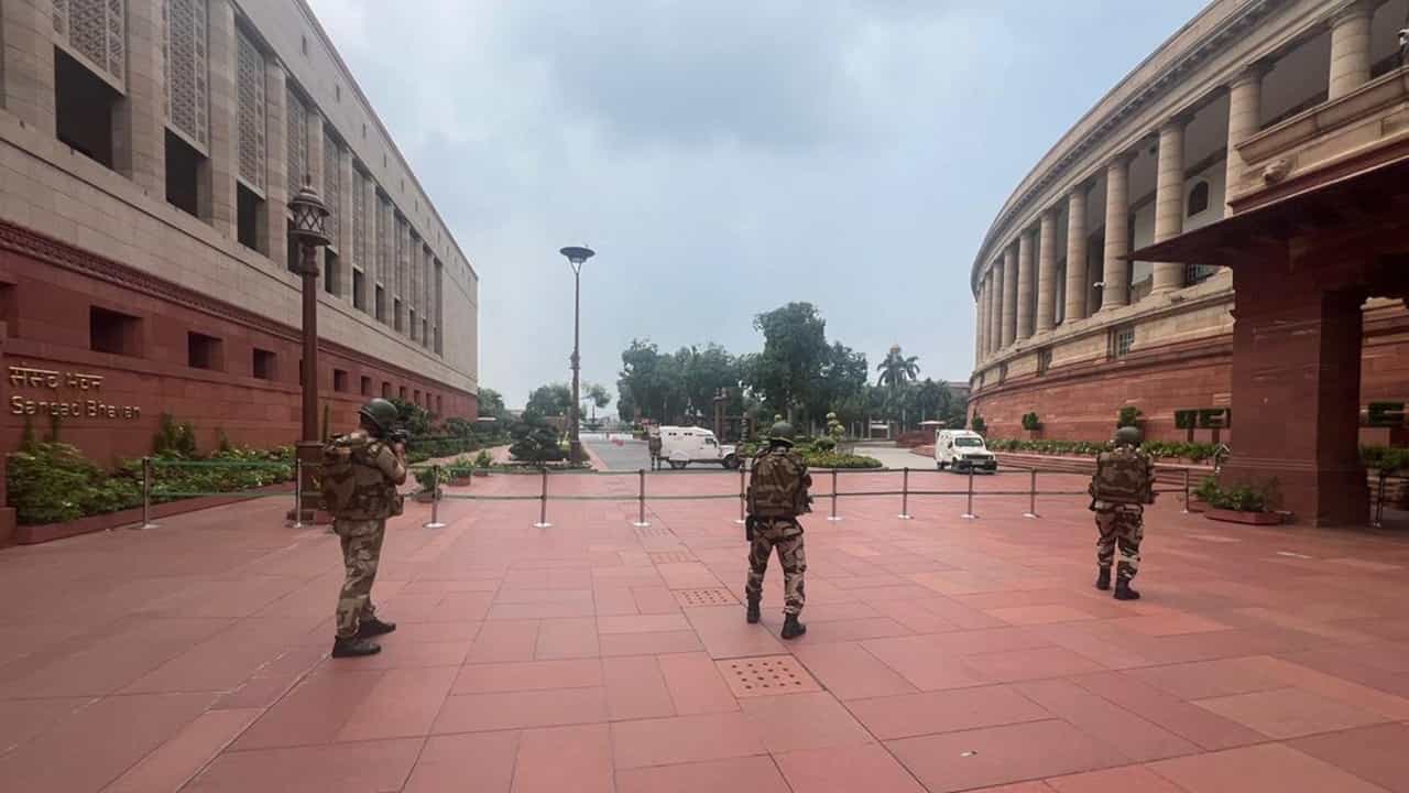 Parliament Winter Session 2025: പാര്ലമെന്റിന്റെ ശീതകാല സമ്മേളനം ഇന്ന് മുതല്, പരിഗണിക്കുന്നത് 13 ബില്ലുകള് Parliament Winter Session 2025: പാര്ലമെന്റിന്റെ ശീതകാല സമ്മേളനം ഇന്ന് മുതല്, പരിഗണിക്കുന്നത് 13 ബില്ലുകള്