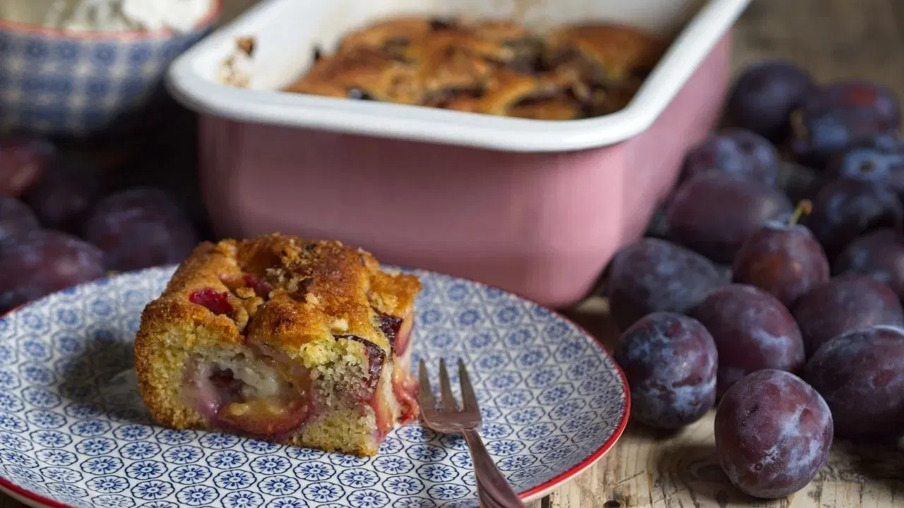 ഇവിടെ പരമ്പരാഗത കേക്കിൽ റമ്മിന് പകരമായി ഓറഞ്ച് ജ്യൂസ് ഉപയോഗിക്കുന്നു. ഇത് കുട്ടികൾക്കും പ്രായമായവർക്കും ഉൾപ്പെടെ എല്ലാവർക്കും കഴിക്കാൻ സാധിക്കുന്നതും നോൺ ആൽക്കഹോളിക്കുമാണ്.