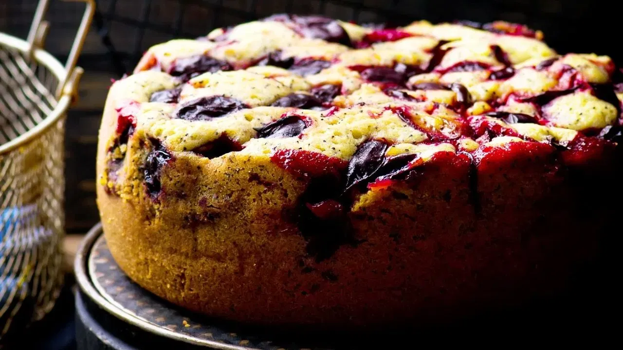 റമ്മിൽ സോക്ചെയ്ത ഡ്രൈഫ്രൂട്സ് ചേർക്കാതെ ഒരു പ്ലംകേക്ക് തയ്യാറാക്കാനാകുമോ? അതിനു കഴിയും. യോ​ഗർട്ടു ചേർത്ത പ്ലംകേക്ക് റെസിപി ഇതാ...