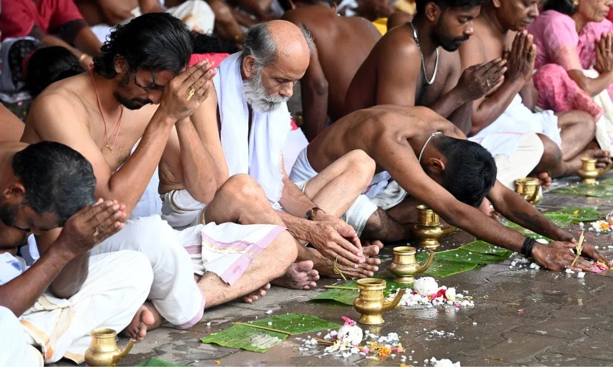 ഇത് കുടുംബത്തിൽ അസ്വസ്ഥതയ്ക്കും പിതൃദോഷത്തിനും കാരണമാകും. അത്തരത്തിൽ അമാവാസി ദിനത്തിൽ നിങ്ങൾ ഒഴിവാക്കേണ്ട 5 പ്രധാന തെറ്റുകൾ എന്തൊക്കെയെന്ന് നോക്കാം. അമാവാസി ദിനത്തിൽ പൂർണ്ണമായും മത്സ്യവും മാംസവും പോലുള്ള ഭക്ഷണങ്ങൾ ഒഴിവാക്കുക. കഴിവതും ഈ ദിവസം വീട്ടിൽ മാംസം, മത്സ്യം, മുട്ട, മദ്യം എന്നിവ ഉപയോഗിക്കരുത്. കൂടാതെ ഭക്ഷണത്തിൽ വെളുത്തുള്ളി, ഉള്ളി എന്നിവ ഉപയോഗിക്കുന്നതും നല്ലതല്ല. (PHOTO: TV9 Network)