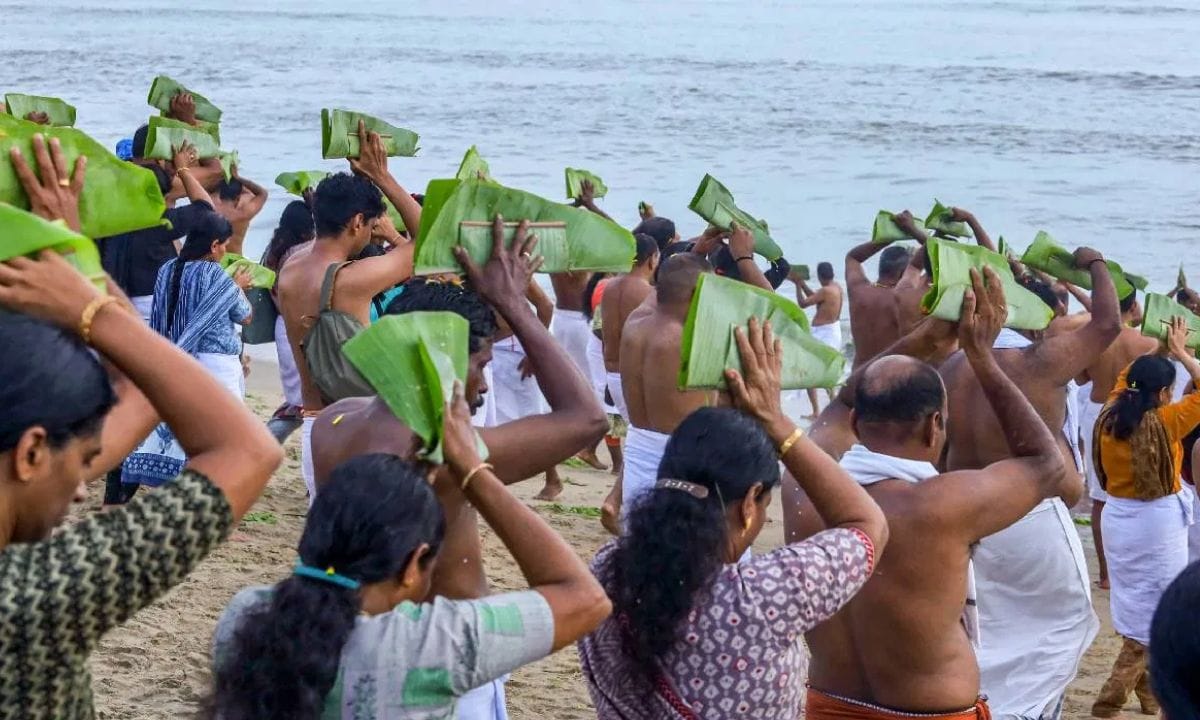 Paush Amavasya 2025: ഹിന്ദുമത വിശ്വാസത്തിൽ അമാവാസി ദിനത്തിന് പ്രത്യേക പ്രാധാന്യമാണുള്ളത്. വർഷത്തിലെ അവസാന അമാവാസി ദിനമായതിനാൽ തന്നെ, അതിന്റെ പ്രാധാന്യം കൂടുതൽ വർദ്ധിക്കുന്നു.വേദ കലണ്ടർ അനുസരിച്ച ഈ വർഷത്തെ പൗഷ അമാവാസി 2025 ഡിസംബർ 19 വെള്ളിയാഴ്ച പുലർച്ചയാണ് ആരംഭിക്കുക. ശേഷം ഡിസംബർ 20 രാവിലെ 7: 12ന് അവസാനിക്കും. അതിനാൽ തന്നെ ഈ വർഷത്തെ പൗഷ അമാവാസി വരുന്നത് ഡിസംബർ 19 വെള്ളിയാഴ്ചയാണ്.