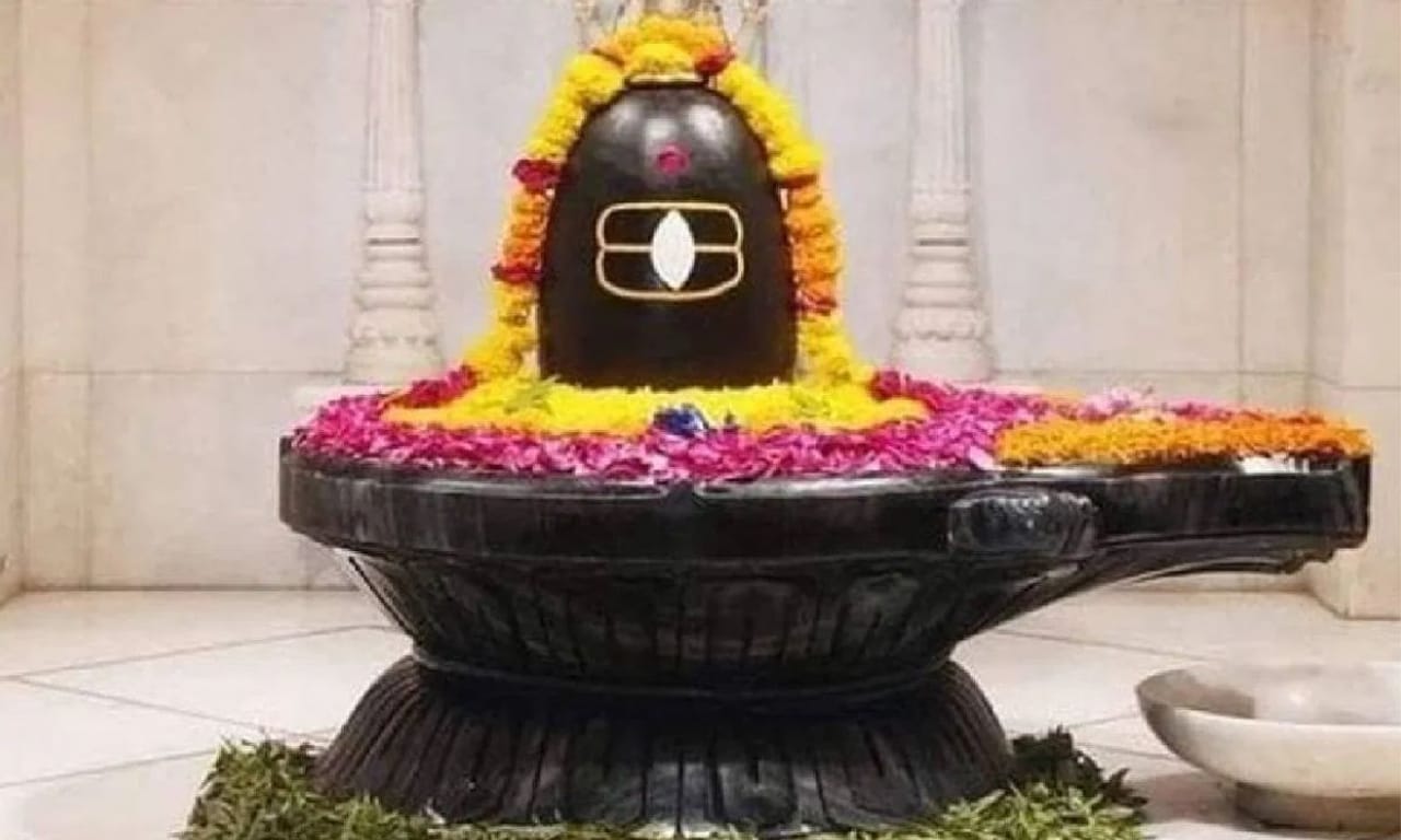 ഹിന്ദുമത വിശ്വാസത്തിൽ പ്രദോഷ വ്രതത്തിന് പ്രത്യേക പ്രാധാന്യമാണുള്ളത്. എല്ലാമാസവും കൃഷ്ണനെ ത്രയോദശി തീയതിയിൽ വരുന്ന വ്രതമാണ് പ്രദോഷ വ്രതം. ഈ ദിവസം വളരെ പ്രധാനവും ശുഭകരവും ആണ്. ശിവ ഭഗവാനെ ആരാധിക്കുന്നതിന് വേണ്ടിയാണ് ഈ വ്രതം ആചരിക്കുന്നത്. അത്തരത്തിൽ പുതുവർഷത്തിലെ ആദ്യത്തെ പ്രദോഷവ്രതം ഏത് തീയതിയിൽ ആണെന്ന് നമുക്ക് നോക്കാം. (PHOTO: TV9 NETWORK)