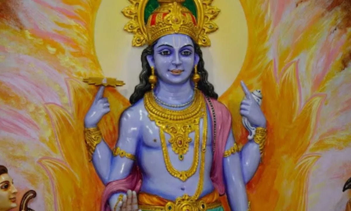 വിഷ്ണു ഭ​ഗവാന് മഞ്ഞ നിറങ്ങളോട് വളരെ താല്പര്യമാണ്. അതിനാൽ അദ്ദേഹത്തിനെ മഞ്ഞനിറത്തിലുള്ള വാഴപ്പഴം, കുങ്കുമപ്പൂ, അരി നിവേദ്യം എന്നിവ സമർപ്പിക്കുക. കൂടാതെ കടലപ്പൊടി ഉപയോഗിച്ചുള്ള ലഡു ഹൽവ എന്നിവയും സമർപ്പിക്കാം. കൂടാതെ വെണ്ണയും പഞ്ചസാരയും ചേർത്ത് മിട്ടായി അദ്ദേഹത്തിന് വളരെ പ്രിയപ്പെട്ടതാണ്. ഇത് സമർപ്പിക്കുന്നതിലൂടെ വീട്ടിൽ സന്തോഷവും സമാധാനവും നിലനിൽക്കും.(PHOTO: TV9 NETWORK)