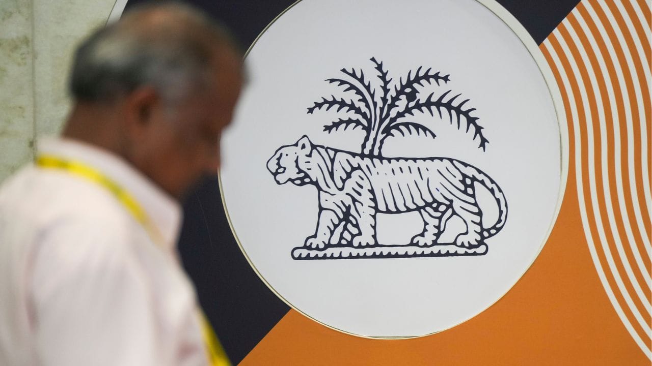 ഡിജിറ്റല്‍ സേവനങ്ങളുടെ നിബന്ധനകള്‍, വ്യവസ്ഥകള്‍, ഈടാക്കുന്ന ഫീസുകള്‍, പരാതി പരിഹരിക്കുന്ന സംവിധാനങ്ങള്‍ എന്നിവയെ കുറിച്ച് ഉപഭോക്താക്കള്‍ക്ക് വ്യക്തമായ ഭാഷയില്‍ ബാങ്ക് വിവരണം നല്‍കണമെന്നും ആര്‍ബിഐ.