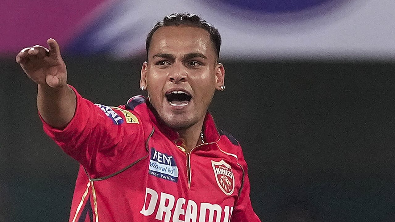 രാഹുല്‍ ചഹറിനെ 10 കോടി രൂപയ്ക്ക് സിഎസ്‌കെ സ്വന്തമാക്കി. മോക്ക് ഓക്ഷന്‍ യഥാര്‍ത്ഥ താരലേലത്തിന്റെ തയ്യാറെടുപ്പിനും വിലയിരുത്തലിനുമായി നടത്തുന്ന പ്രതീകാത്മക ലേലമാണ്. യഥാര്‍ത്ഥ ലേലവുമായി ഇതിന് ഒരു ബന്ധവുമില്ല (Image Credits: PTI)