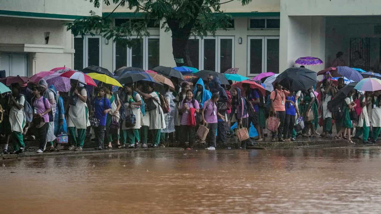 Kerala Weather Update: കുടയെടുക്കാന്‍ മറക്കല്ലേ, വോട്ട് ചെയ്തിറങ്ങുമ്പോള്‍ നനഞ്ഞാലോ? മഴ മുന്നറിയിപ്പ്