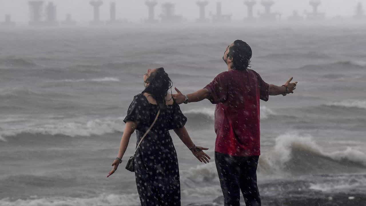 UAE Rain: കനത്ത മഴയില്‍ നിന്ന് രക്ഷയില്ല; വെള്ളിയാഴ്ച വരെ ജാഗ്രത നിര്‍ദേശം