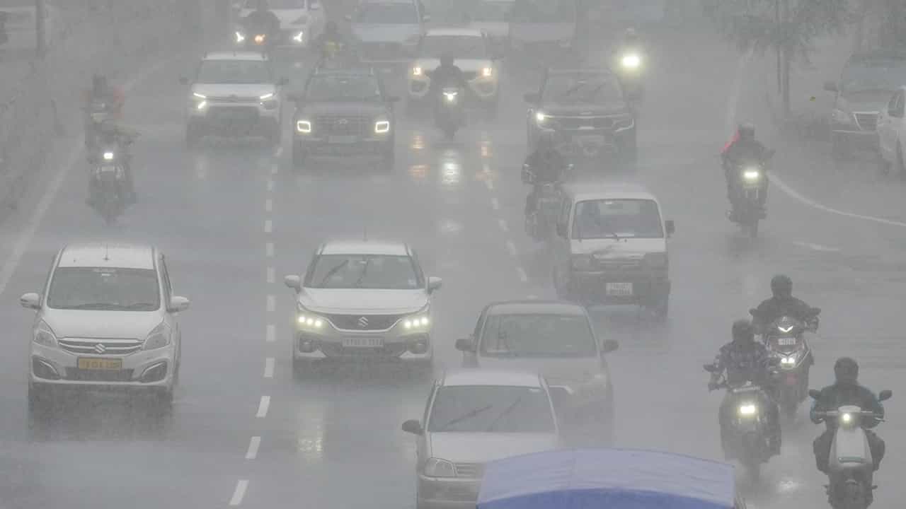 Kerala Rain Alert: ഇന്ന് മുതല്‍ ഇടിമിന്നലെത്തും, കേരളത്തില്‍ മഴ തിരിച്ചെത്തുന്നു; വിവിധ ജില്ലകള്‍ക്ക് കാലാവസ്ഥ വകുപ്പിന്റെ മുന്നറിയിപ്പ്‌