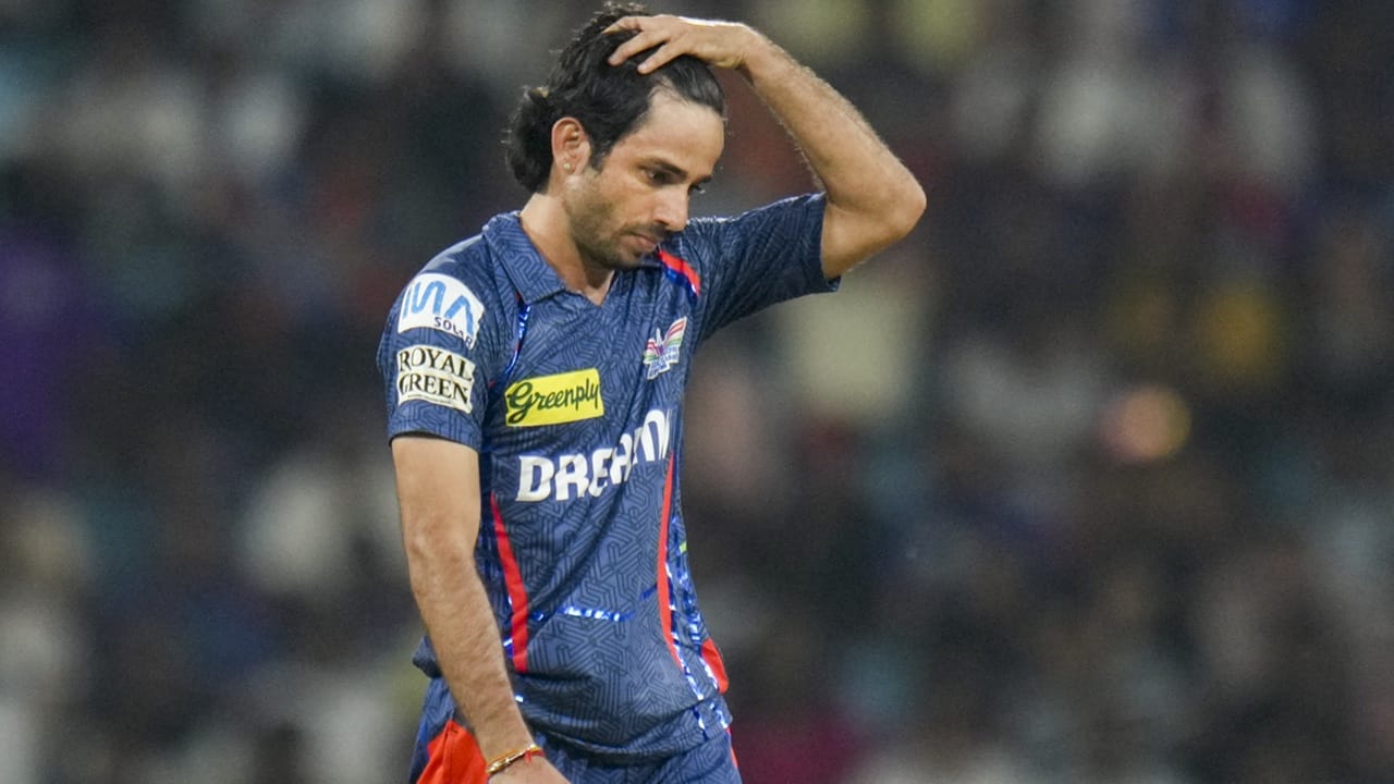 മോക്ക് ഓക്ഷനില് ഇന്ത്യന് സ്പിന്നര് ബിഷ്ണോയിക്ക് ലഭിച്ചത് 11.50 കോടി രൂപ. സ്വന്തമാക്കിയത് രാജസ്ഥാന് റോയല്സ്. ആകാശ് ചോപ്ര രാജസ്ഥാനെ പ്രതിനിധികരിച്ചു (Image Credits: PTI)