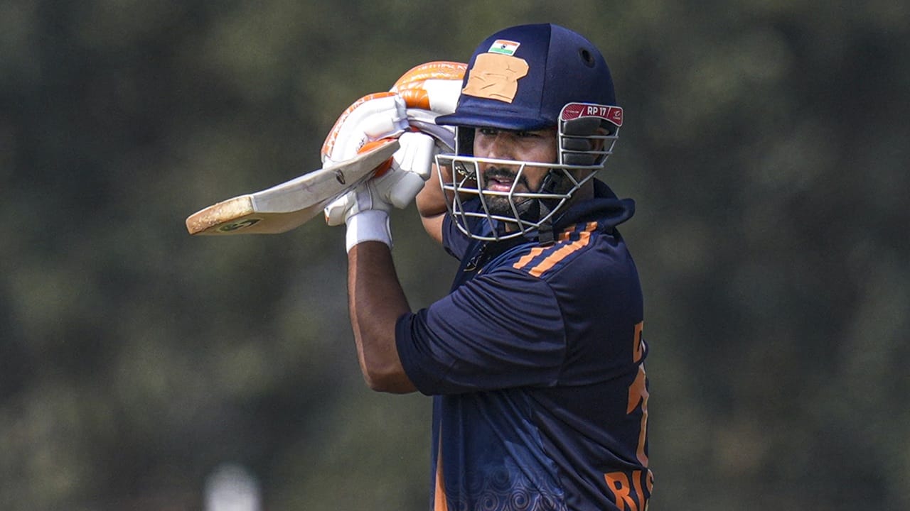 നിലവില്‍ ടി20 സ്‌ക്വാഡിലും പന്തിന് സ്ഥാനമില്ല. ടെസ്റ്റില്‍ ഇന്ത്യന്‍ ടീമിന്റെ വൈസ് ക്യാപ്റ്റനാണ്. നിലവില്‍ നടക്കുന്ന വിജയ് ഹസാരെ ട്രോഫിയില്‍ ഡല്‍ഹി ടീമിനെ നയിക്കുന്നത് പന്താണ് (Image Credits: PTI)