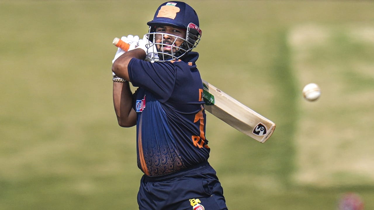 അടുത്തിടെ നടന്ന ഏകദിന പരമ്പരകളില്‍ പന്തായിരുന്നു രണ്ടാം വിക്കറ്റ് കീപ്പര്‍. കെഎല്‍ രാഹുലായിരുന്നു പ്രധാന കീപ്പര്‍. അതുകൊണ്ട് തന്നെ പന്തിന് പല മത്സരങ്ങളിലും അവസരം ലഭിച്ചതുമില്ല (Image Credits: PTI)