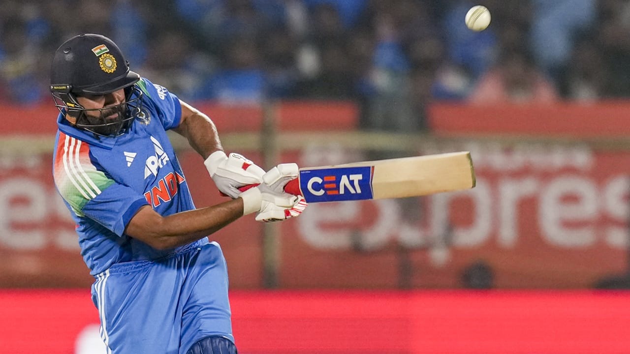 മറ്റെന്തെങ്കിലും സംഭവിക്കാനുണ്ടെന്ന് അറിയാമായിരുന്നു. തുടര്‍ന്ന് ട്വന്റി ട്വന്റി ലോകകപ്പിലേക്ക് ശ്രദ്ധ കേന്ദ്രീകരിച്ചു. ഇപ്പോള്‍ ഇത് പറയാന്‍ എളുപ്പമാണെങ്കിലും, അപ്പോള്‍ ഏറെ ബുദ്ധിമുട്ടിയിരുന്നുവെന്നും രോഹിത് ശര്‍മ പറഞ്ഞു (Image Credits: PTI)