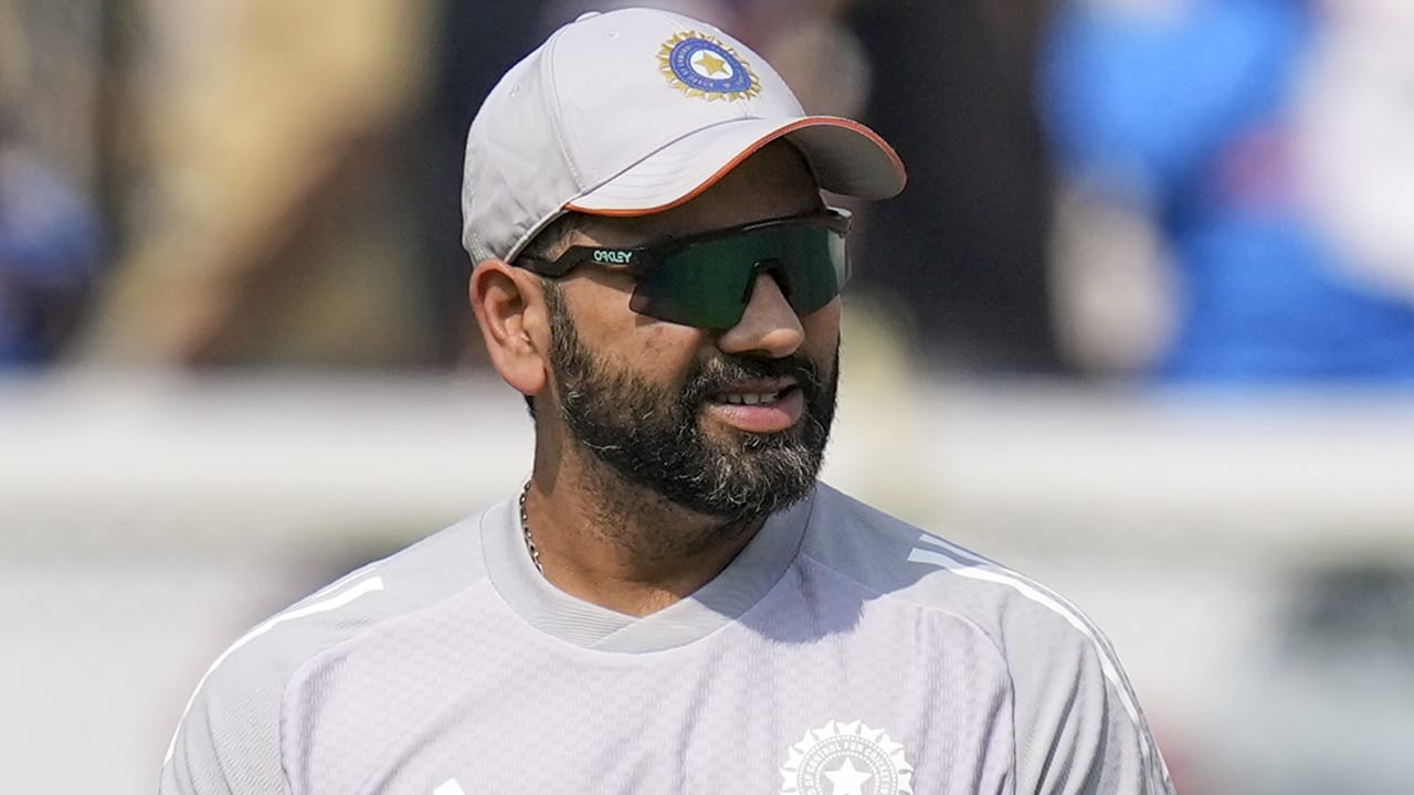 ട്വന്റി ട്വന്റി ലോകകപ്പിലും, ചാമ്പ്യന്‍സ് ട്രോഫിയിലും രോഹിത് ഇന്ത്യയെ കിരീട നേട്ടത്തിലേക്ക് നയിച്ചു. തുടര്‍ന്ന് ട്വന്റി ട്വന്റിയില്‍ നിന്നും ടെസ്റ്റില്‍ നിന്നും വിരമിച്ചു. ഇപ്പോള്‍ ഏകദിനത്തില്‍ മാത്രമാണ് താരം കളിക്കുന്നത് (Image Credits: PTI)