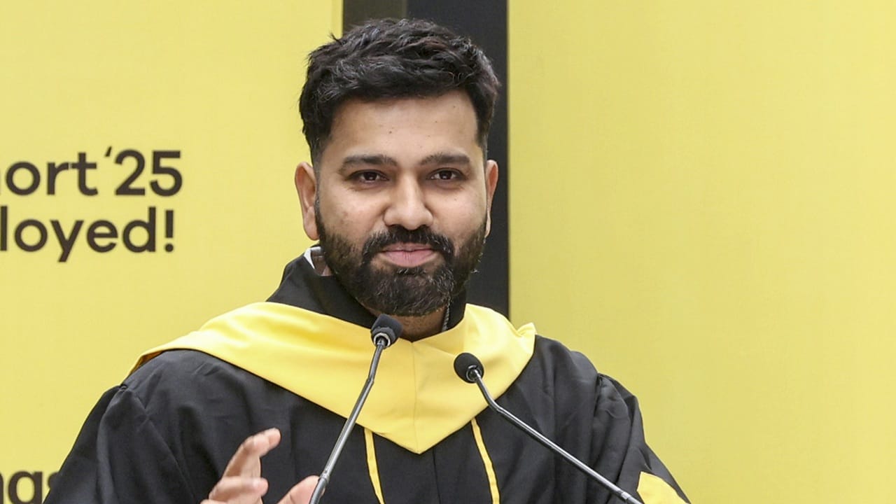 2023 ലെ ലോകകപ്പ് തോറ്റതിന് ശേഷം ക്രിക്കറ്റിൽ നിന്ന് നേരത്തെ വിരമിക്കുന്നതിനെക്കുറിച്ച് ആലോചിച്ചിരുന്നതായി സൂപ്പർ താരം രോഹിത് ശർമ്മ.  അപരാജിതരായി ഫൈനലിലെത്തിയ ഇന്ത്യ കലാശപ്പോരില്‍ ഓസ്‌ട്രേലിയയോട് തോറ്റിരുന്നു. ഇനി തനിക്ക് ക്രിക്കറ്റ് ആസ്വദിക്കാന്‍ കഴിയില്ലെന്ന് അന്ന് തോന്നിയിരുന്നെന്ന് രോഹിത് വെളിപ്പെടുത്തി (Image Credits: PTI)