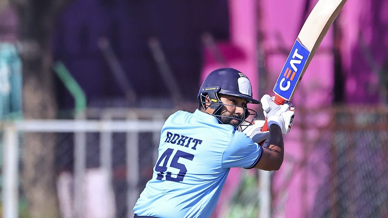 എന്നാല്‍ രോഹിത് ശര്‍മ ഇന്നത്തെ മത്സരത്തില്‍ നിരാശപ്പെടുത്തി. ഉത്തരാഖണ്ഡിനെതിരെ നടന്ന മത്സരത്തില്‍ താരം ഗോള്‍ഡന്‍ ഡക്കായി. ദേവേന്ദ്ര ബോറയുടെ പിന്തില്‍ ജഗ്മോഹന്‍ നാഗര്‍കോട്ടി ക്യാച്ചെടുക്കുകയായിരുന്നു  (Image Credits: PTI)