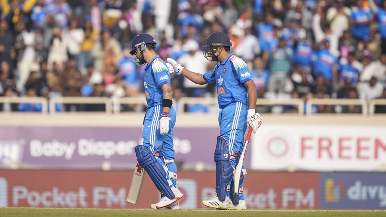 റാഞ്ചി ഏകദിനത്തില്‍ സീനിയര്‍ താരങ്ങളായ രോഹിത് ശര്‍മയുടെയും, വിരാട് കോഹ്ലിയുടെയും ബാറ്റിങ് മികവ് ഇന്ത്യയുടെ വിജയത്തിന് നിര്‍ണായകമായിരുന്നു. രോഹിത് 57 റണ്‍സെടുത്തു. കോഹ്ലി നേടിയത് 135 റണ്‍സ് (Image Credits: PTI)